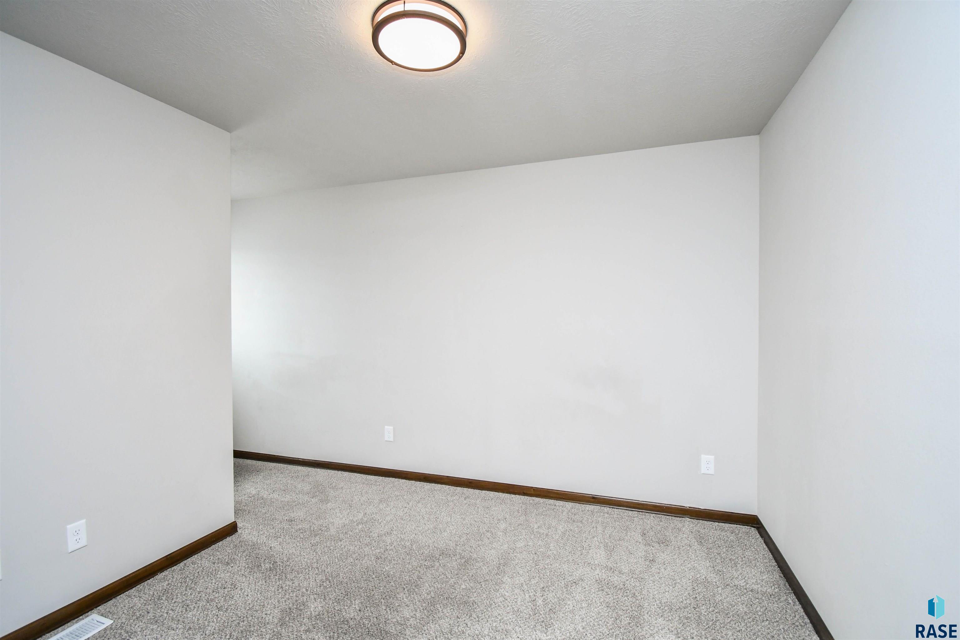 2568 E Meadowside Pl Place, Sioux Falls, New Jersey image 27