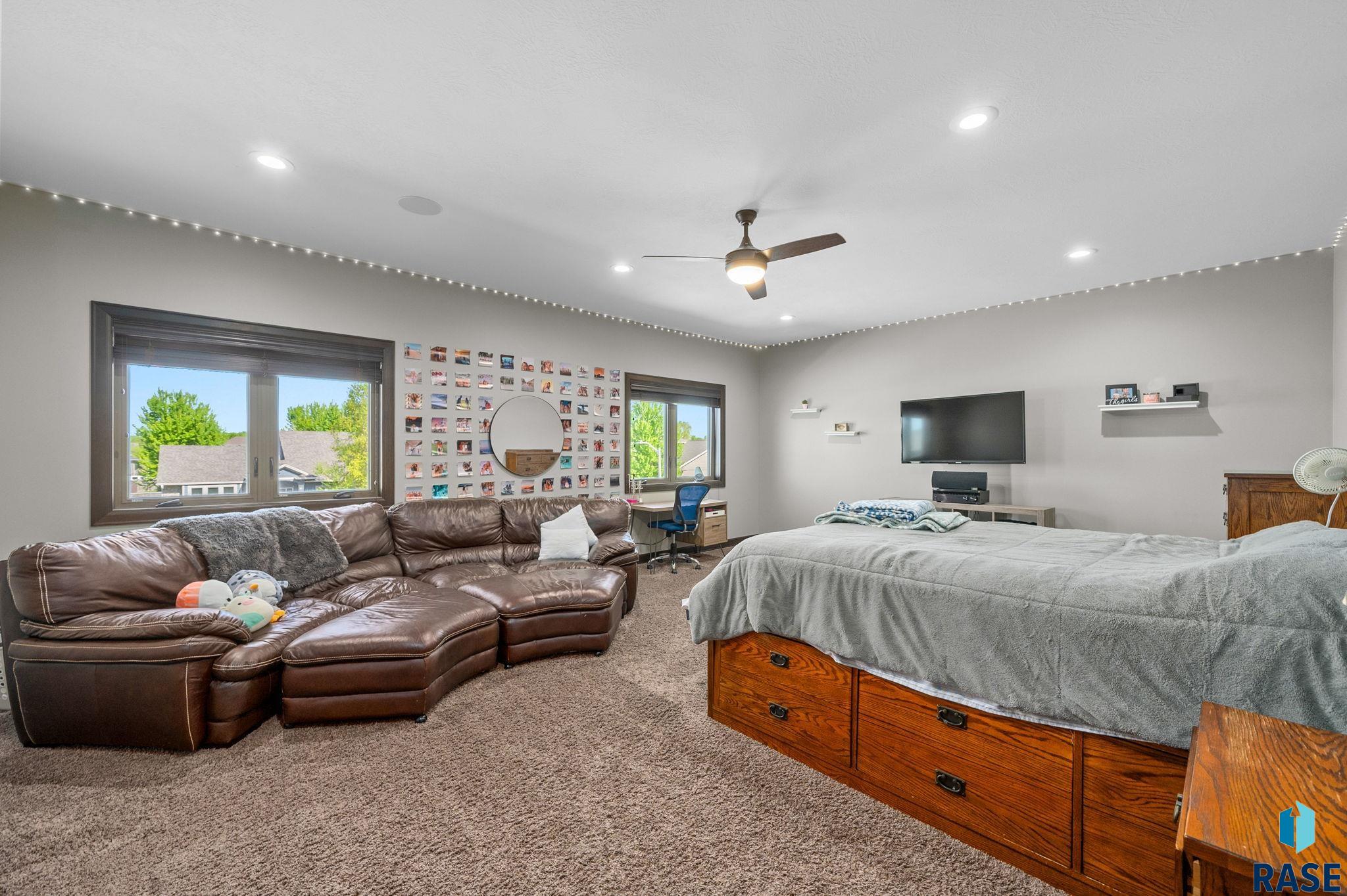 Sioux Falls, South Dakota 57106, United States, 7 Bedrooms Bedrooms, ,4 BathroomsBathrooms,Residential,Active,135698