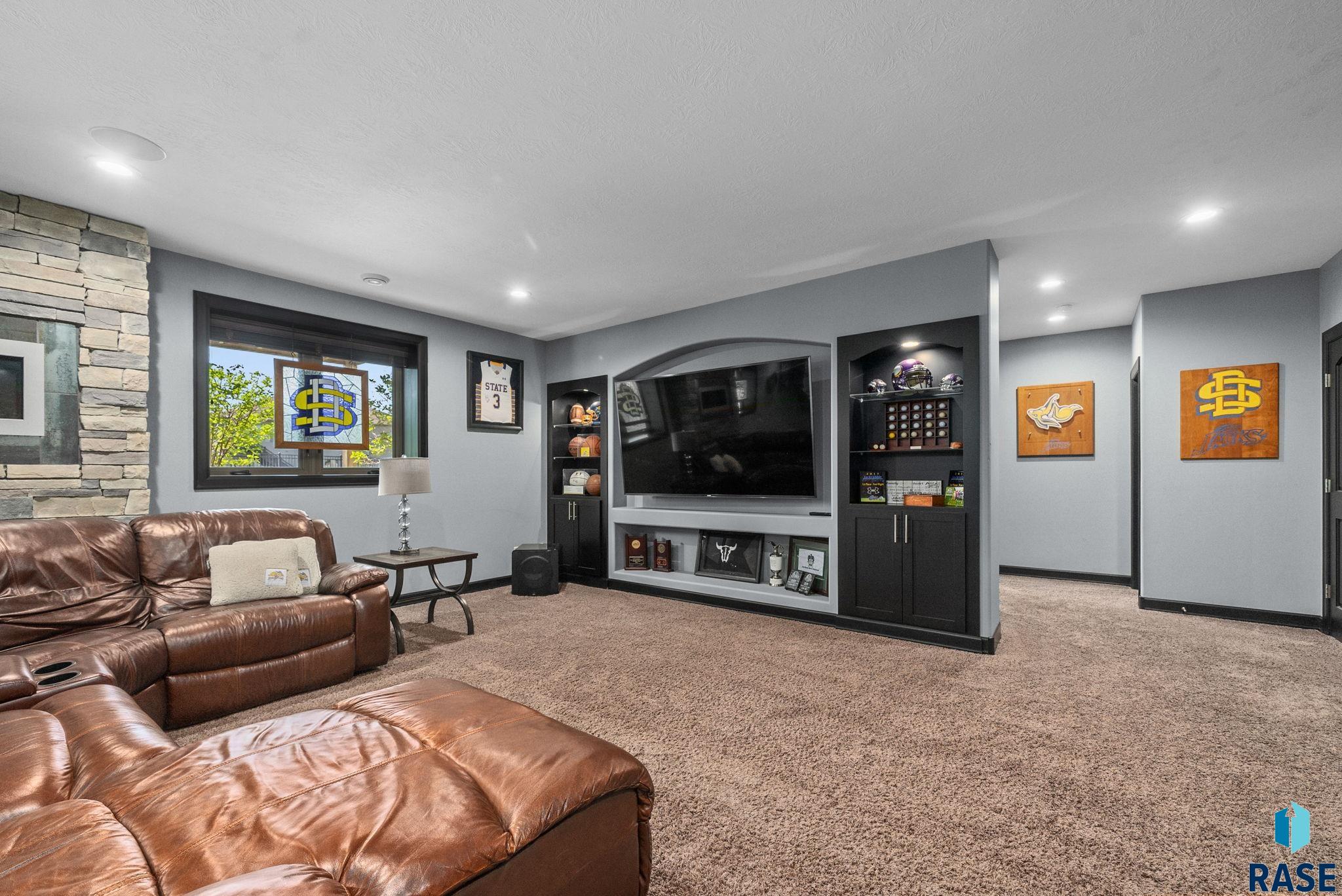 Sioux Falls, South Dakota 57106, United States, 7 Bedrooms Bedrooms, ,4 BathroomsBathrooms,Residential,Active,135698