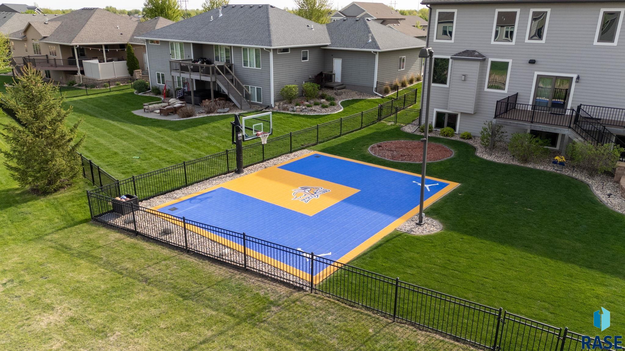 Sioux Falls, South Dakota 57106, United States, 7 Bedrooms Bedrooms, ,4 BathroomsBathrooms,Residential,Active,135698