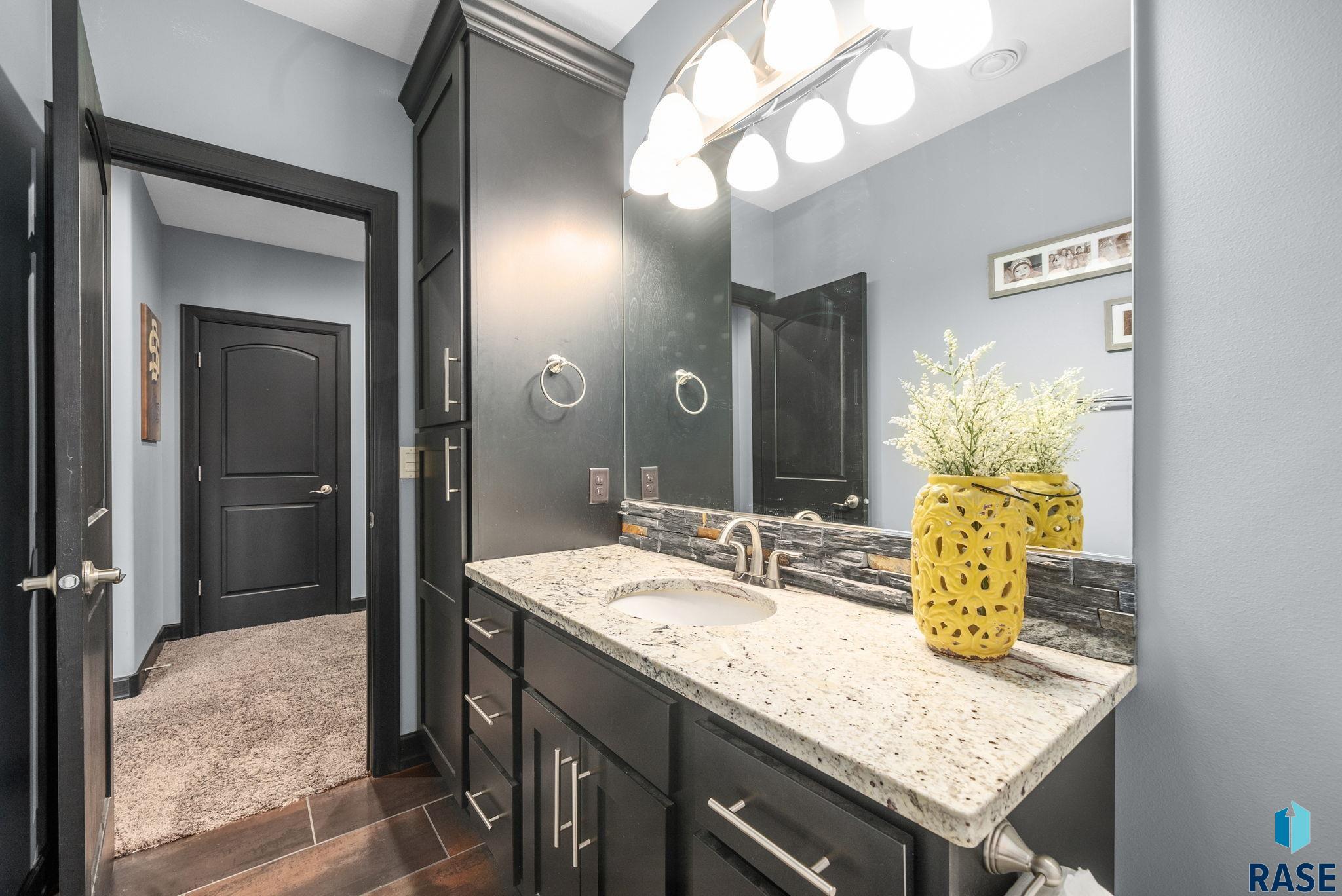 Sioux Falls, South Dakota 57106, United States, 7 Bedrooms Bedrooms, ,4 BathroomsBathrooms,Residential,Active,135698