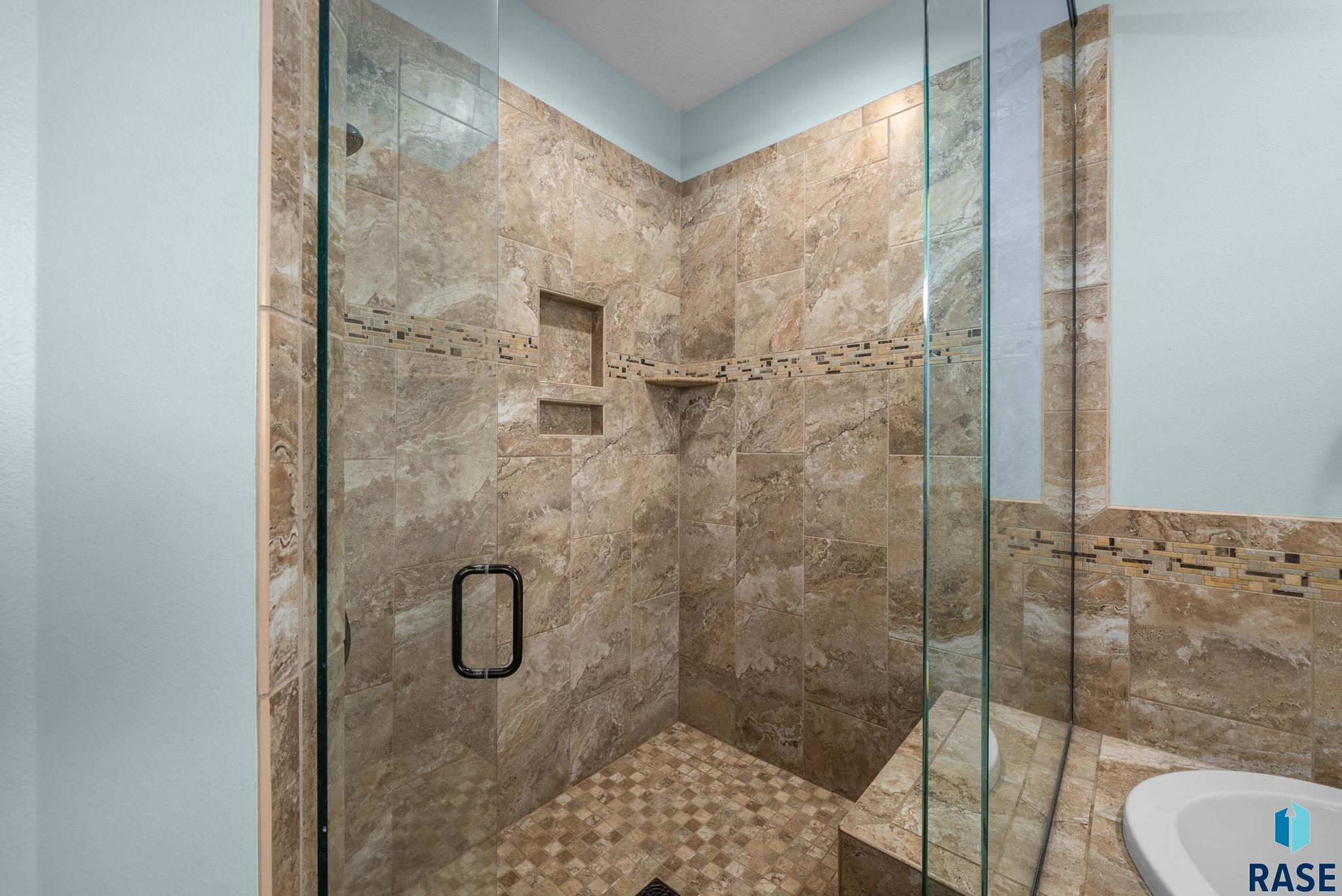 Sioux Falls, South Dakota 57106, United States, 7 Bedrooms Bedrooms, ,4 BathroomsBathrooms,Residential,Active,135698