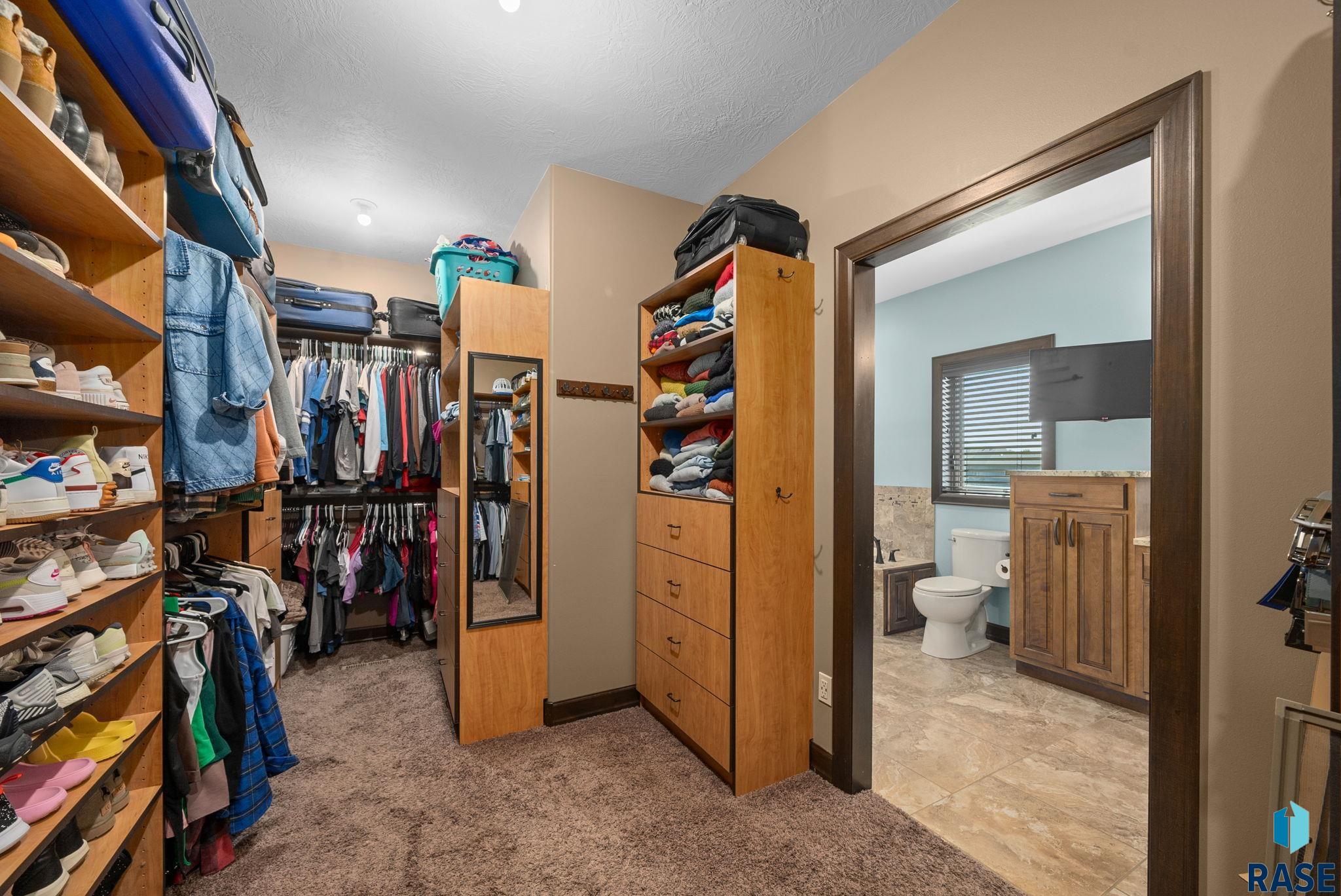 Sioux Falls, South Dakota 57106, United States, 7 Bedrooms Bedrooms, ,4 BathroomsBathrooms,Residential,Active,135698