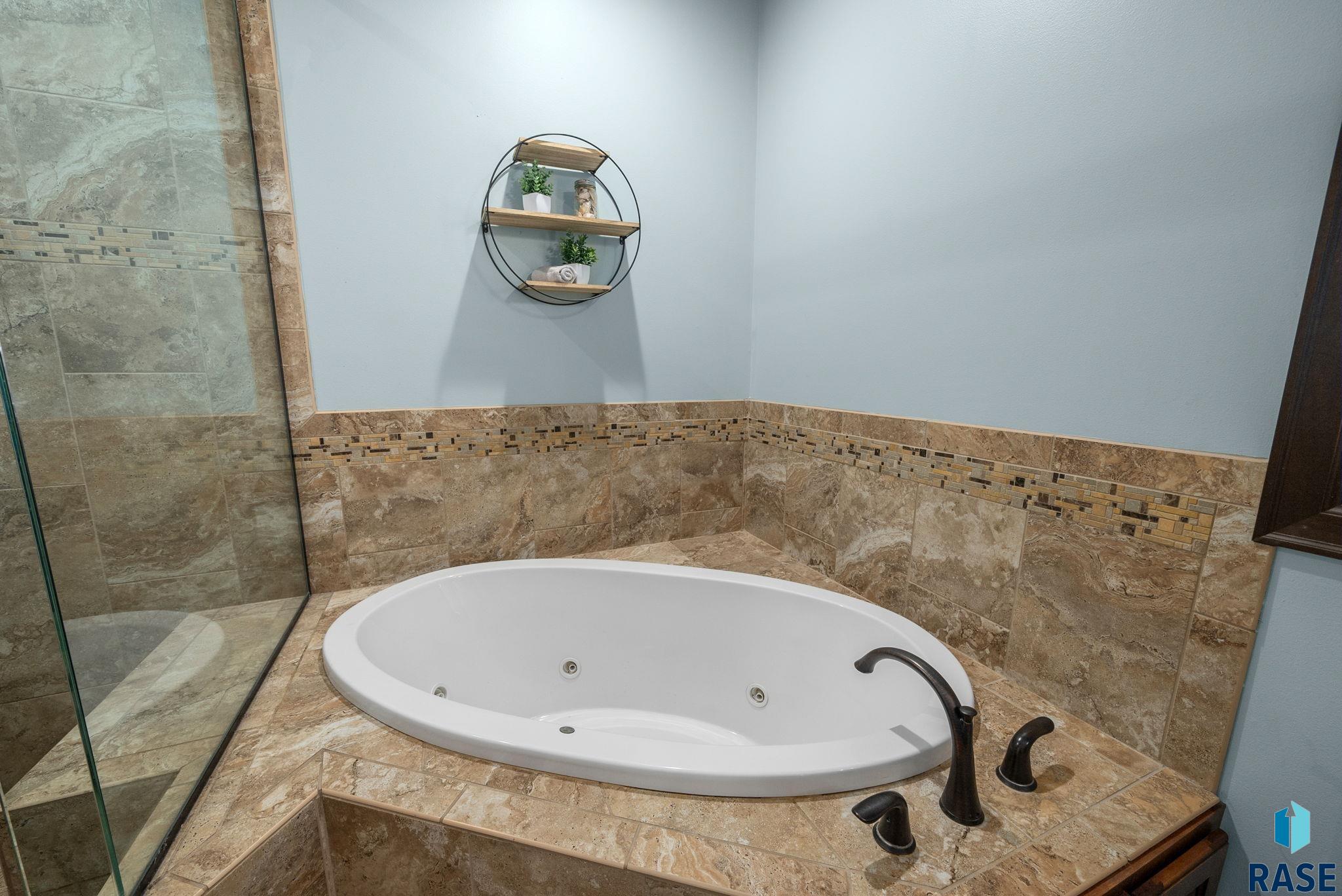 Sioux Falls, South Dakota 57106, United States, 7 Bedrooms Bedrooms, ,4 BathroomsBathrooms,Residential,Active,135698