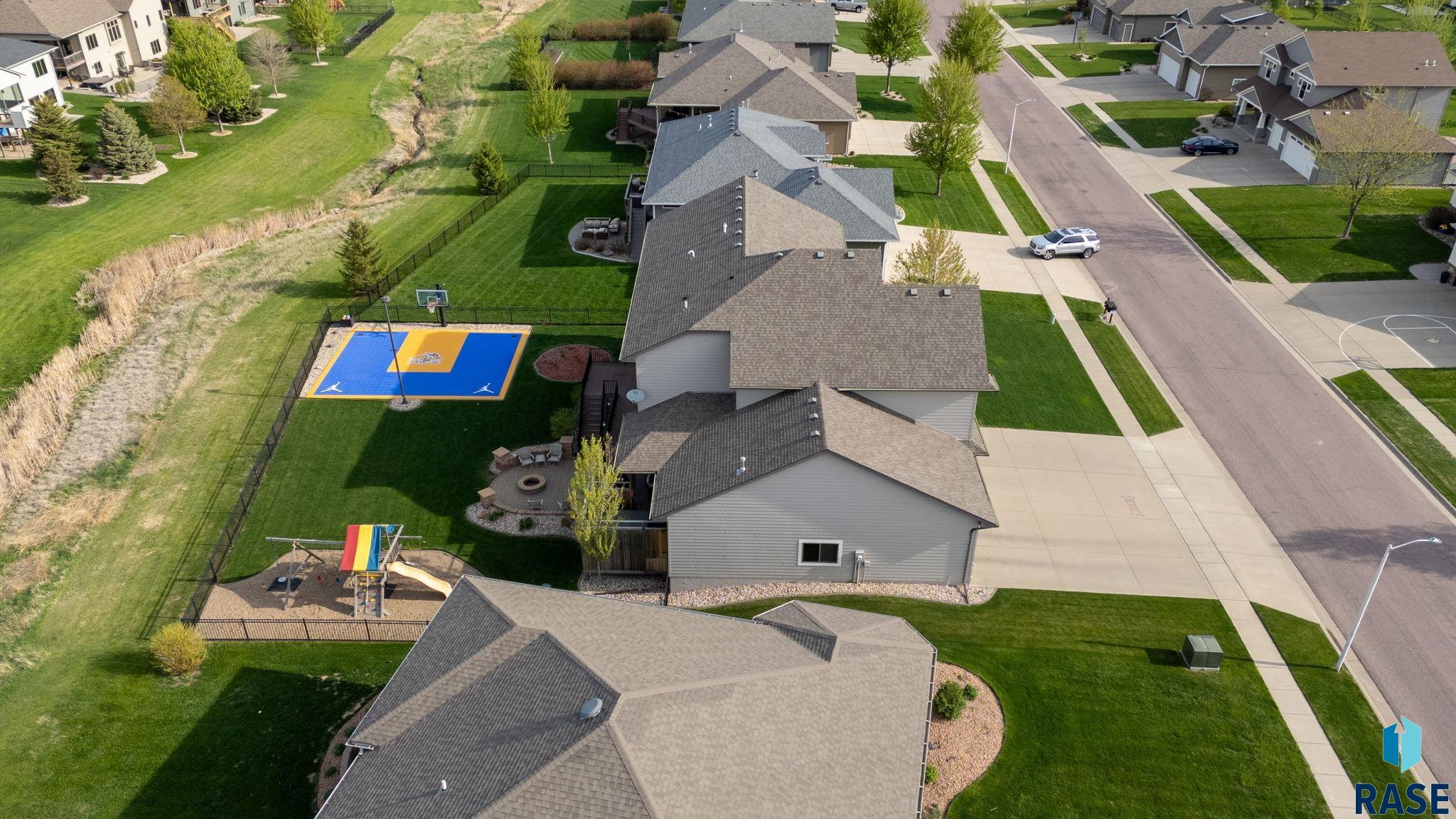 Sioux Falls, South Dakota 57106, United States, 7 Bedrooms Bedrooms, ,4 BathroomsBathrooms,Residential,Active,135698