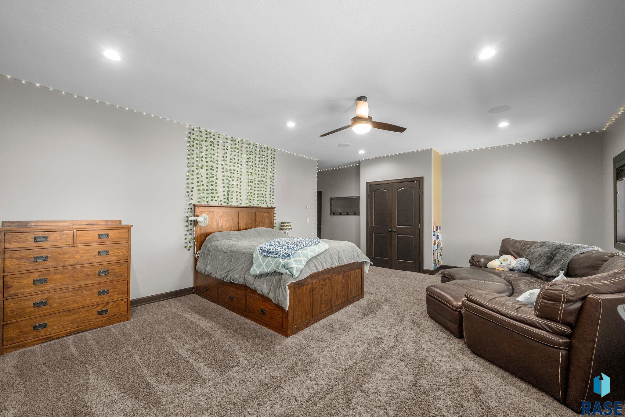 Sioux Falls, South Dakota 57106, United States, 7 Bedrooms Bedrooms, ,4 BathroomsBathrooms,Residential,Active,135698