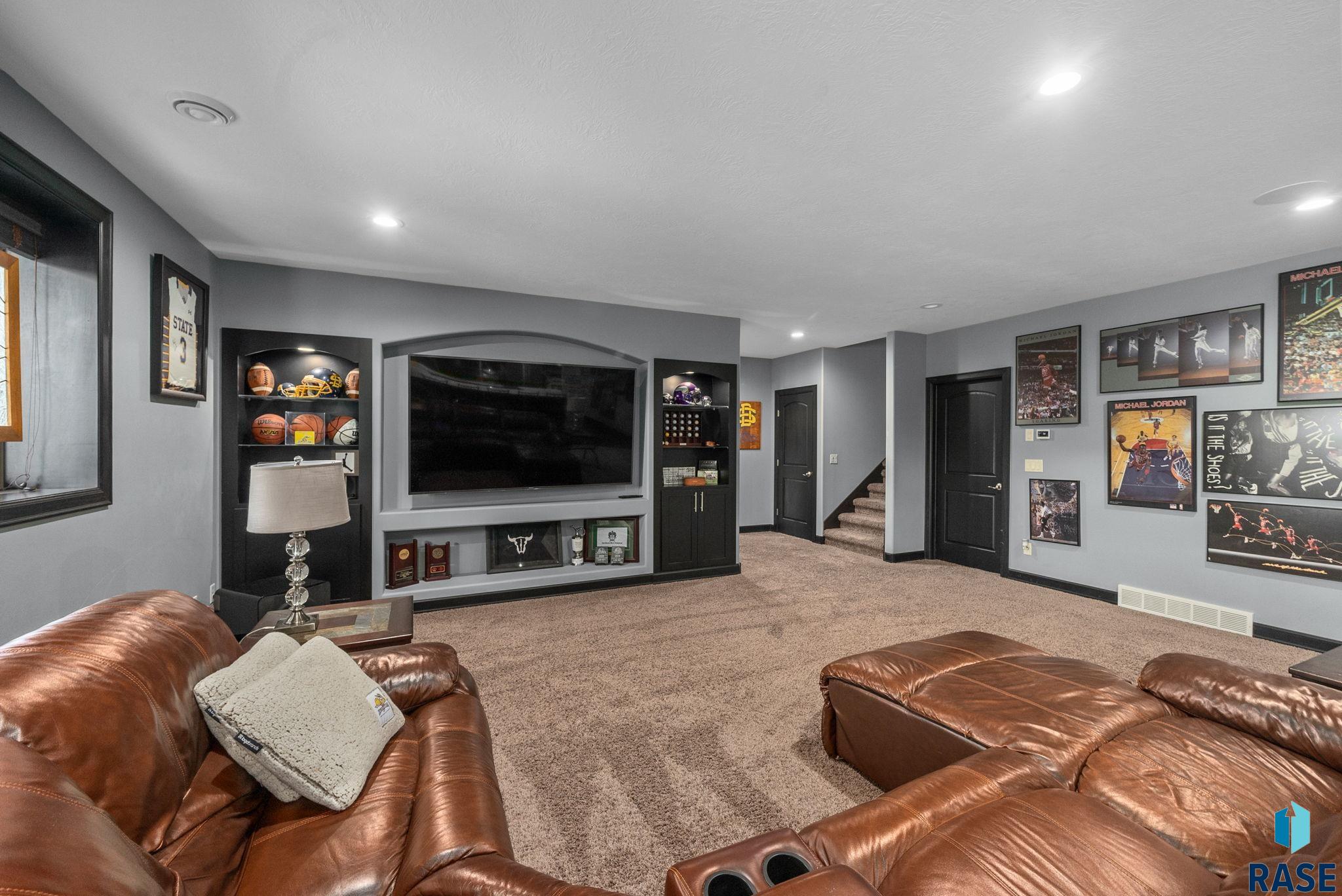 Sioux Falls, South Dakota 57106, United States, 7 Bedrooms Bedrooms, ,4 BathroomsBathrooms,Residential,Active,135698