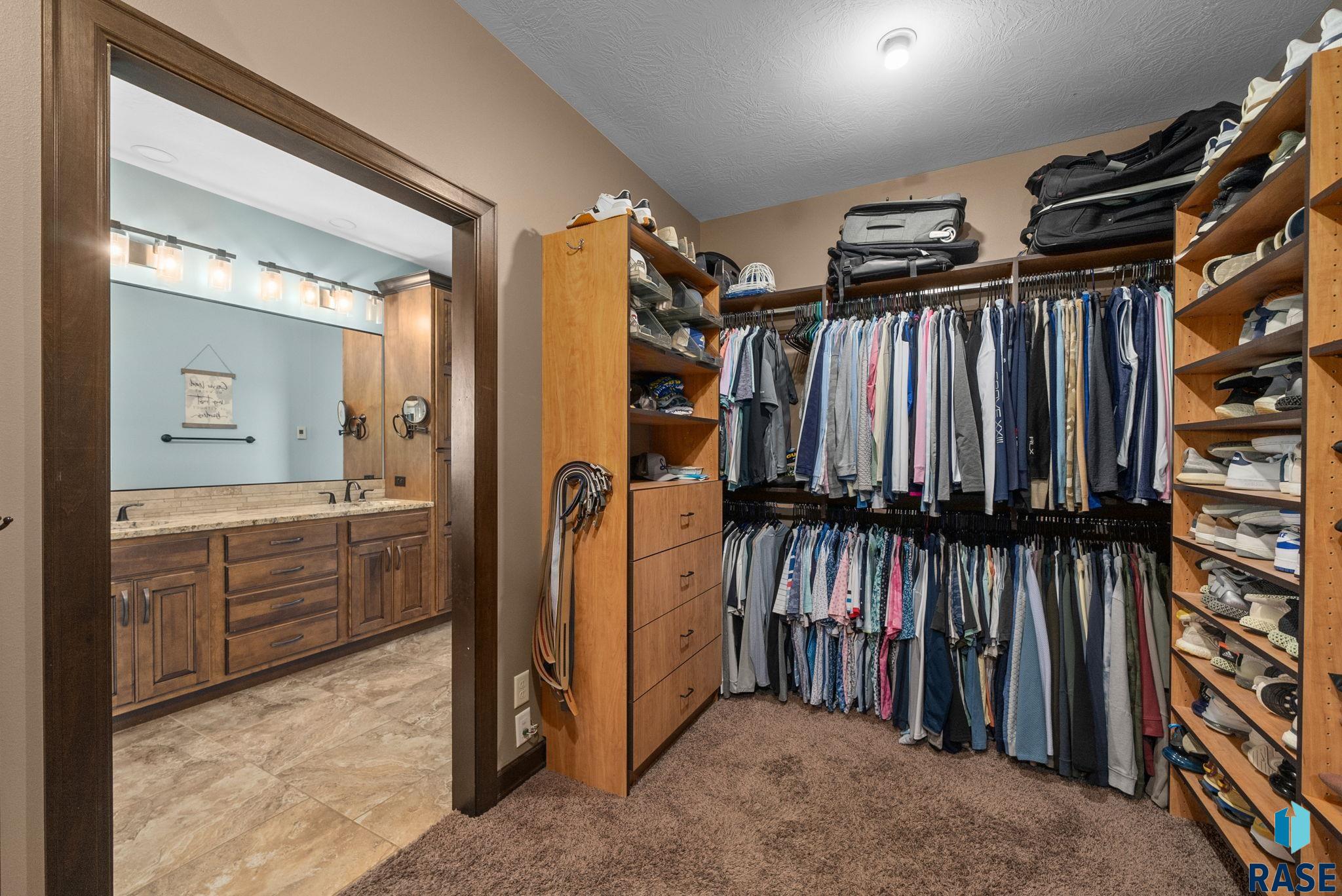 Sioux Falls, South Dakota 57106, United States, 7 Bedrooms Bedrooms, ,4 BathroomsBathrooms,Residential,Active,135698