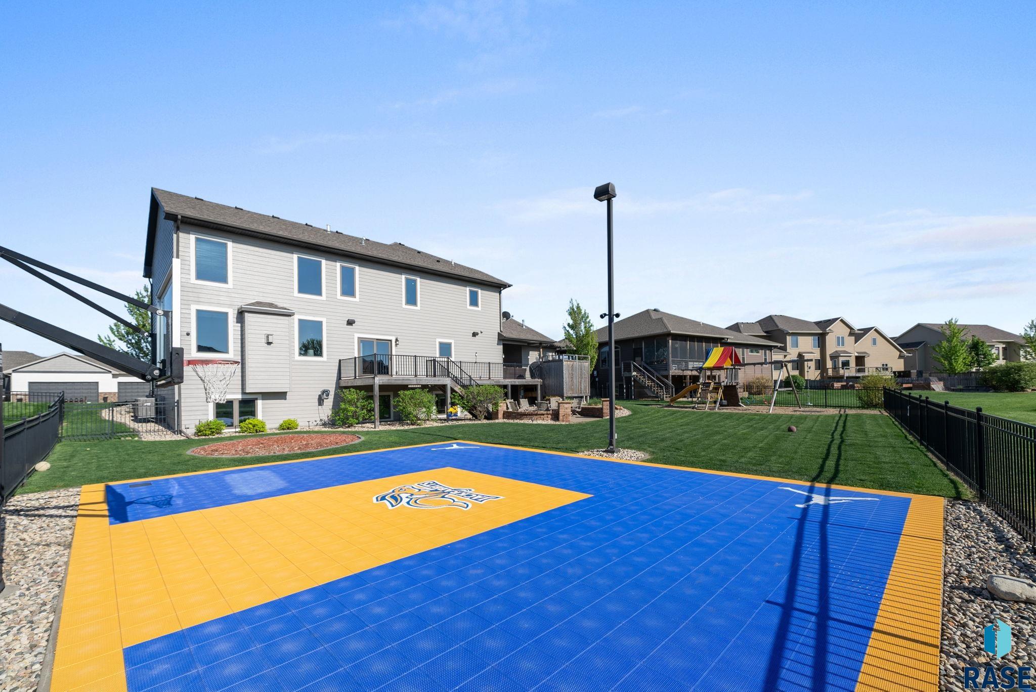 Sioux Falls, South Dakota 57106, United States, 7 Bedrooms Bedrooms, ,4 BathroomsBathrooms,Residential,Active,135698