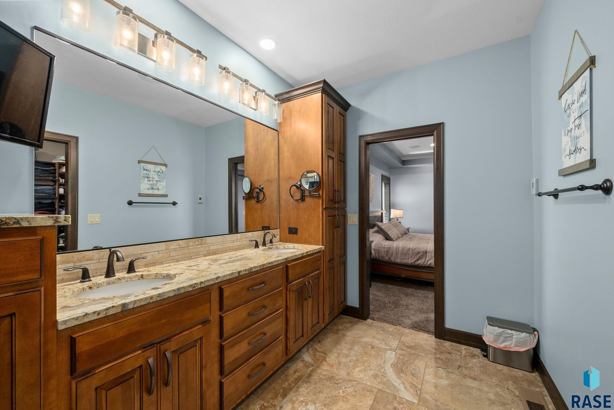 Sioux Falls, South Dakota 57106, United States, 7 Bedrooms Bedrooms, ,4 BathroomsBathrooms,Residential,Active,135698