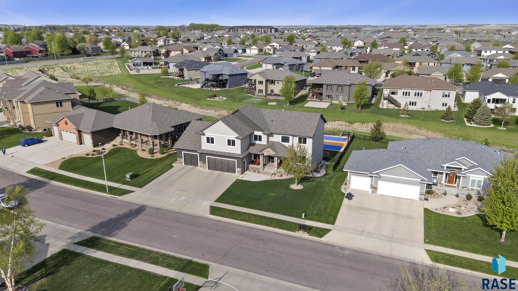 Sioux Falls, South Dakota 57106, United States, 7 Bedrooms Bedrooms, ,4 BathroomsBathrooms,Residential,Active,135698