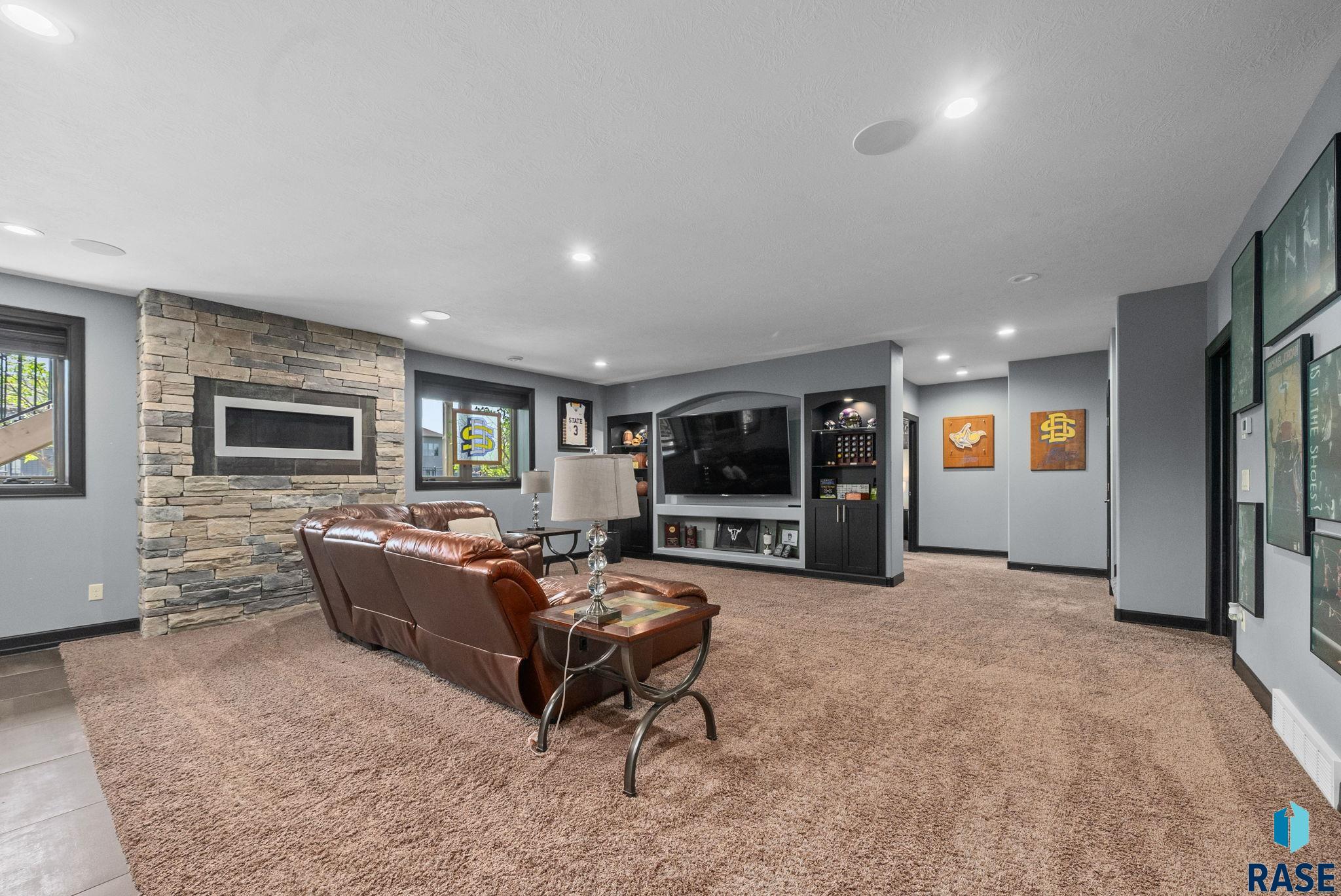 Sioux Falls, South Dakota 57106, United States, 7 Bedrooms Bedrooms, ,4 BathroomsBathrooms,Residential,Active,135698