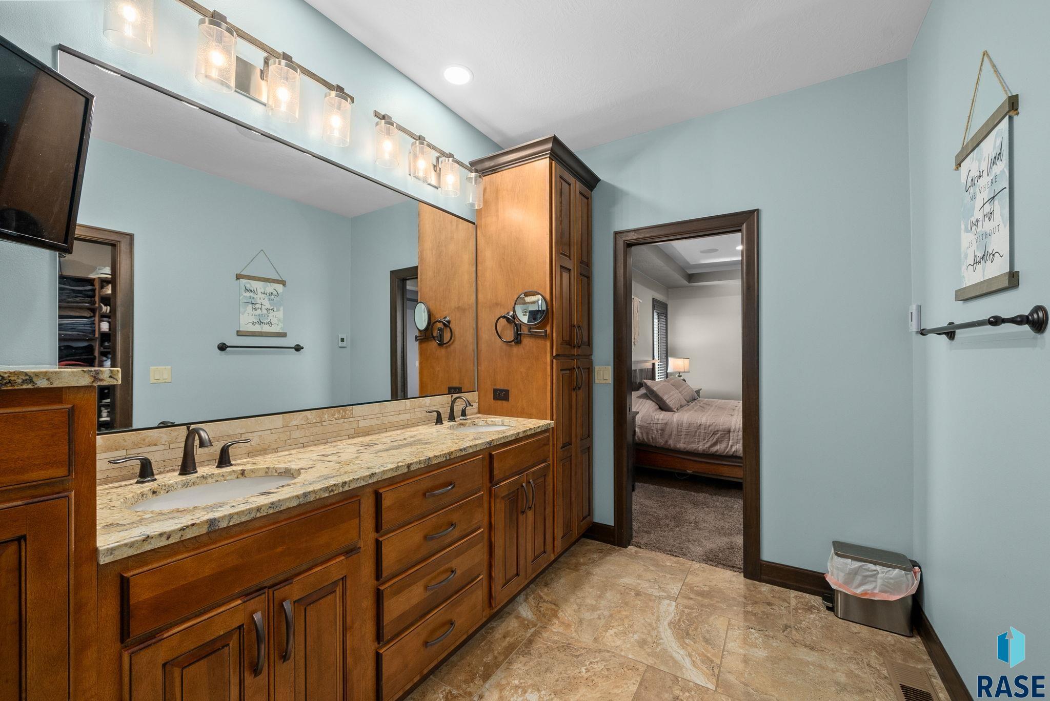 Sioux Falls, South Dakota 57106, United States, 7 Bedrooms Bedrooms, ,4 BathroomsBathrooms,Residential,Active,135698