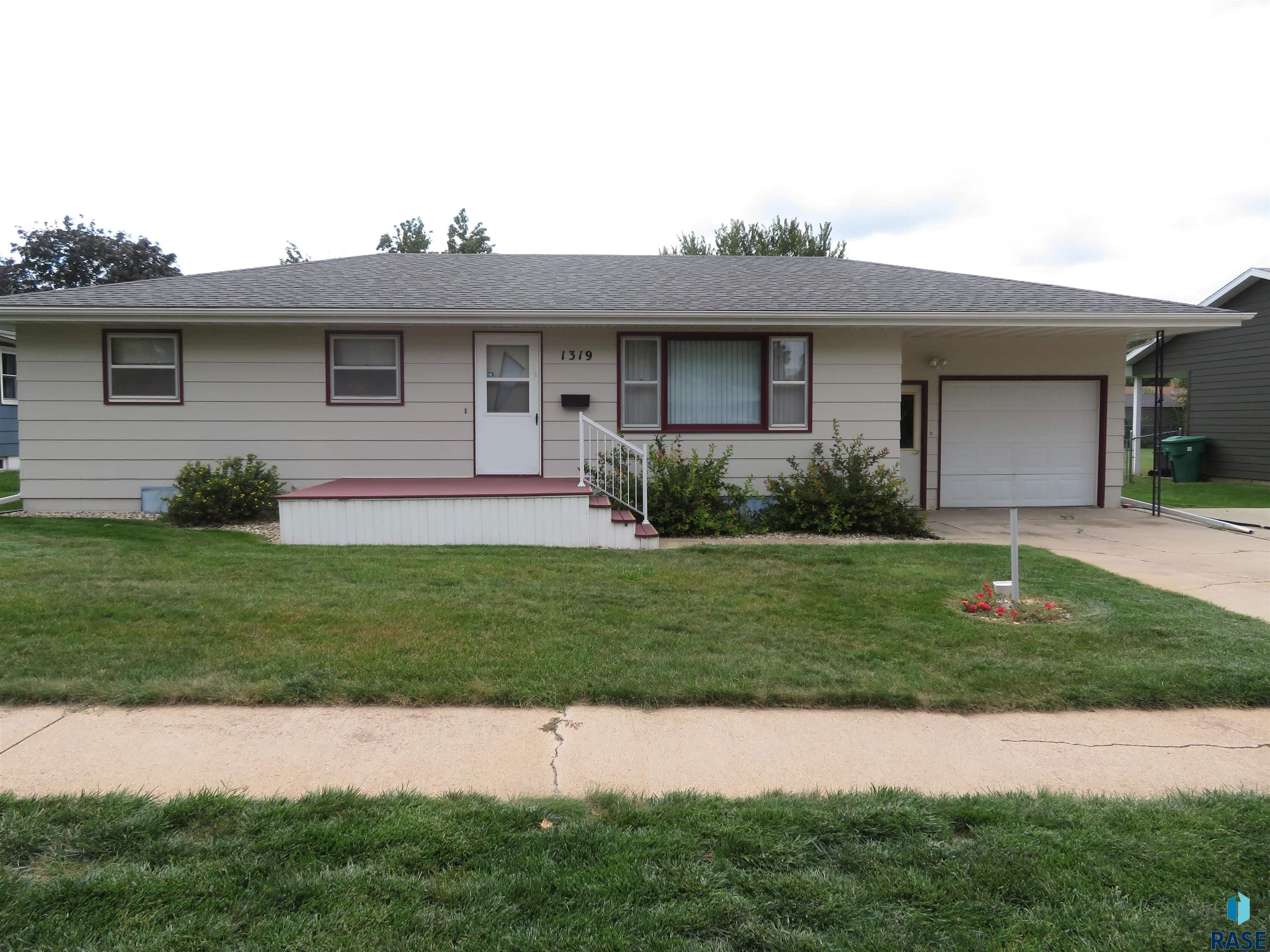 Mitchell, South Dakota 57301, United States, 3 Bedrooms Bedrooms, ,2 BathroomsBathrooms,Residential,Active,201082