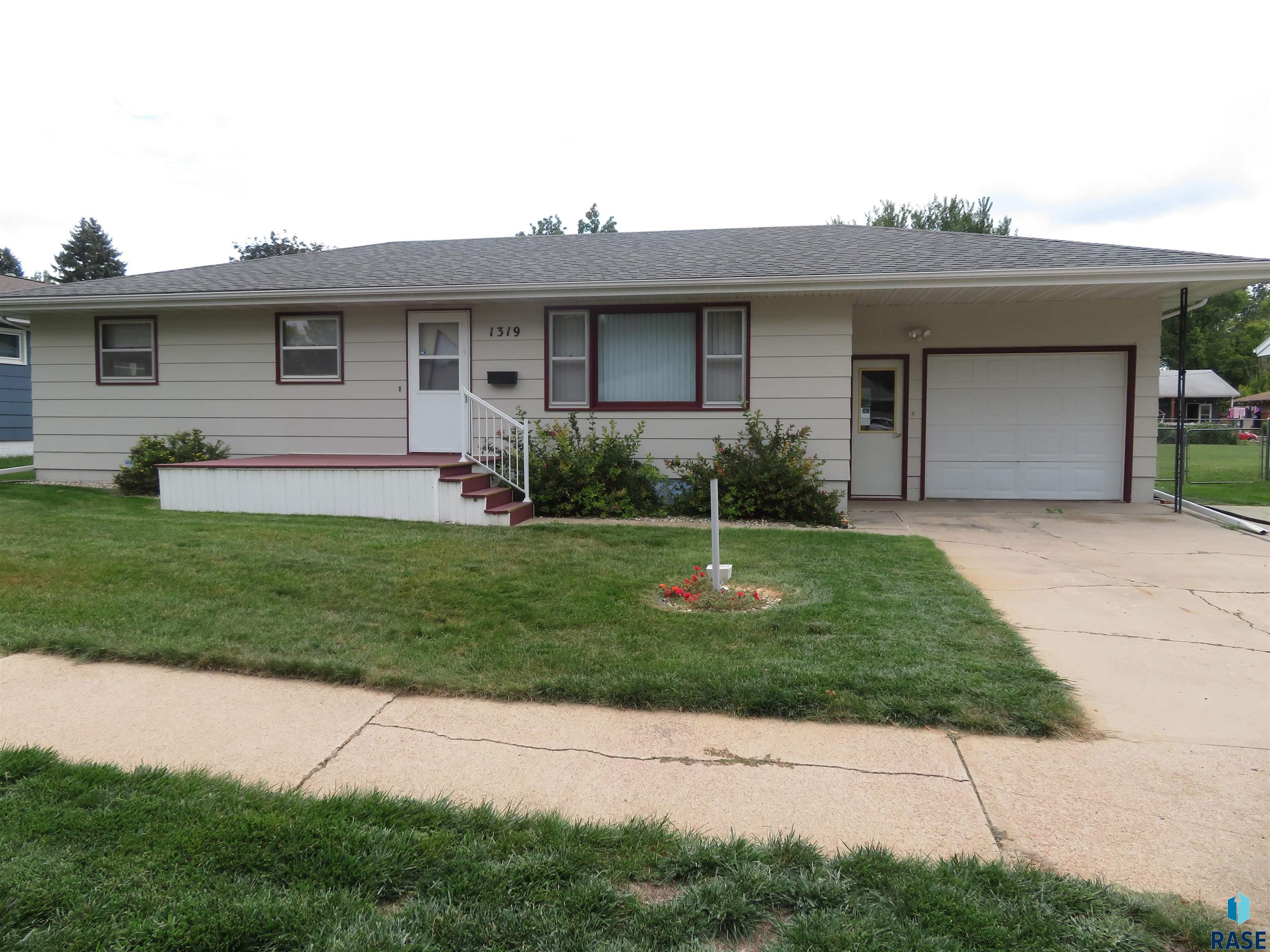 Mitchell, South Dakota 57301, United States, 3 Bedrooms Bedrooms, ,2 BathroomsBathrooms,Residential,Active,201082