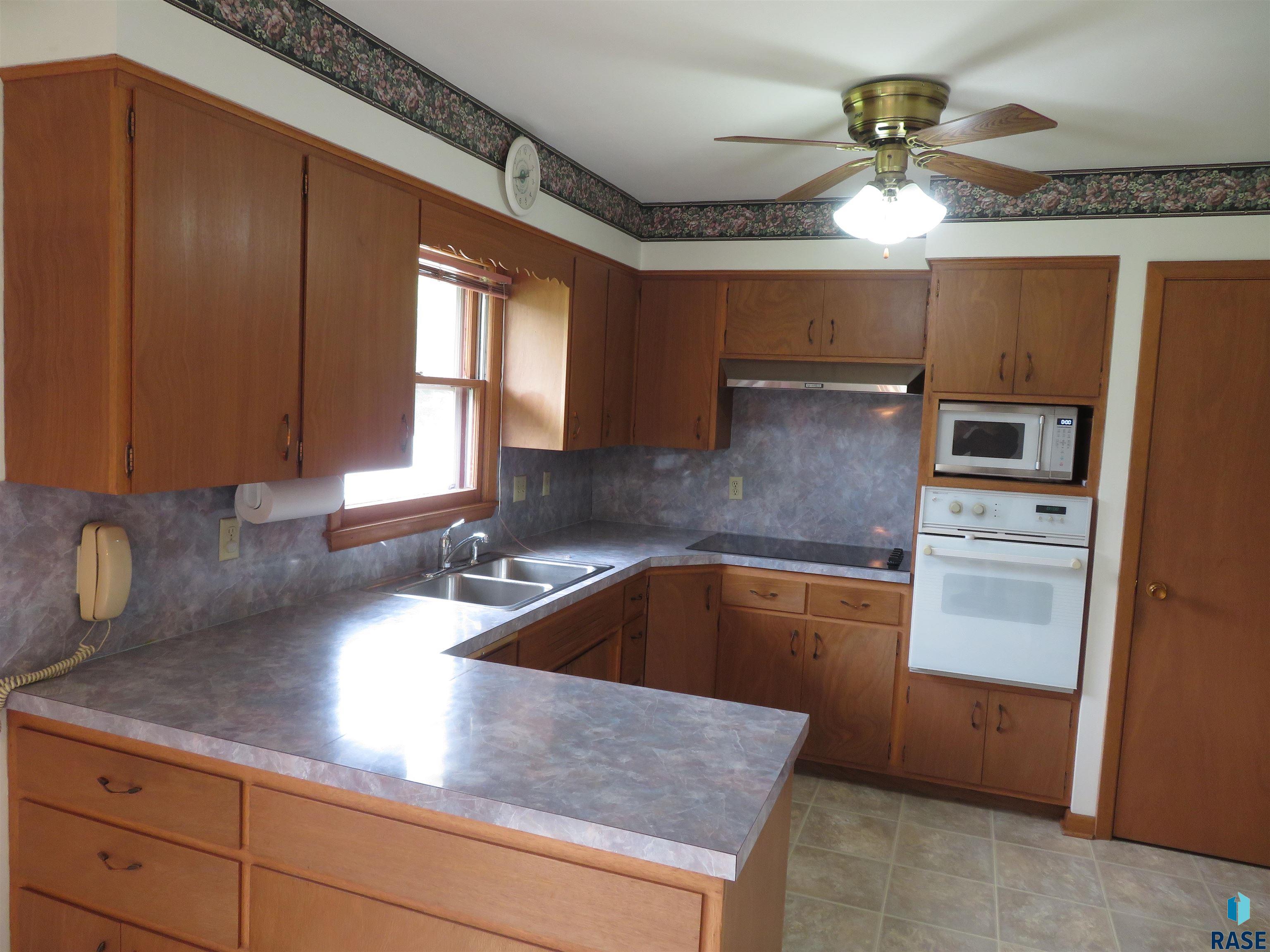 Mitchell, South Dakota 57301, United States, 3 Bedrooms Bedrooms, ,2 BathroomsBathrooms,Residential,Active,201082