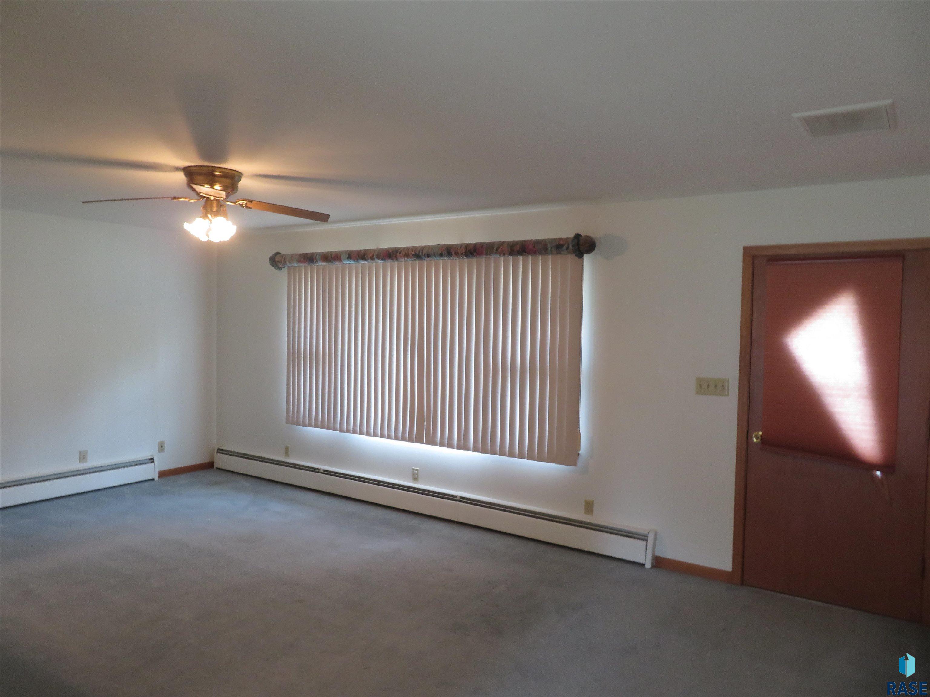 Mitchell, South Dakota 57301, United States, 3 Bedrooms Bedrooms, ,2 BathroomsBathrooms,Residential,Active,201082