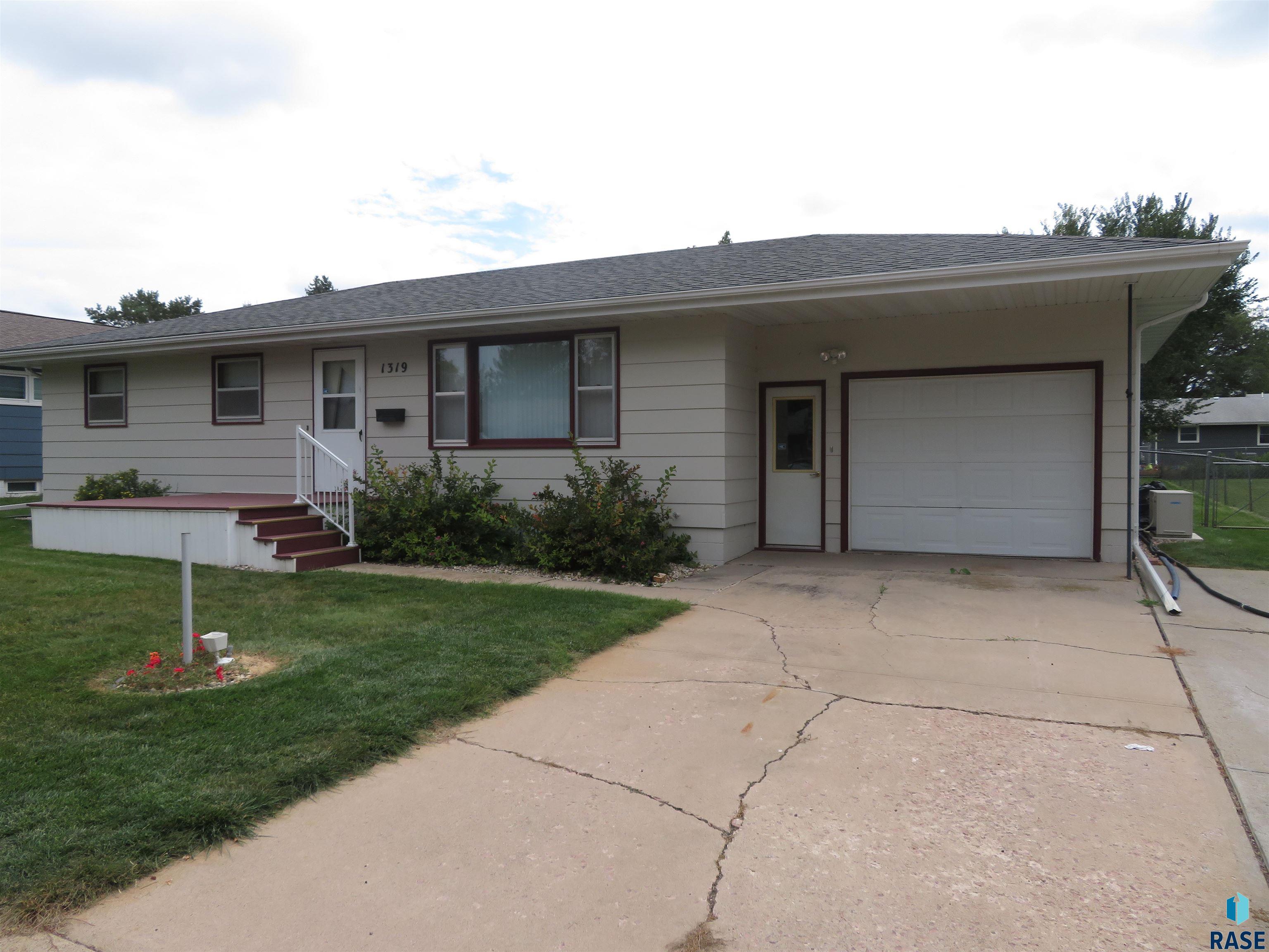 Mitchell, South Dakota 57301, United States, 3 Bedrooms Bedrooms, ,2 BathroomsBathrooms,Residential,Active,201082