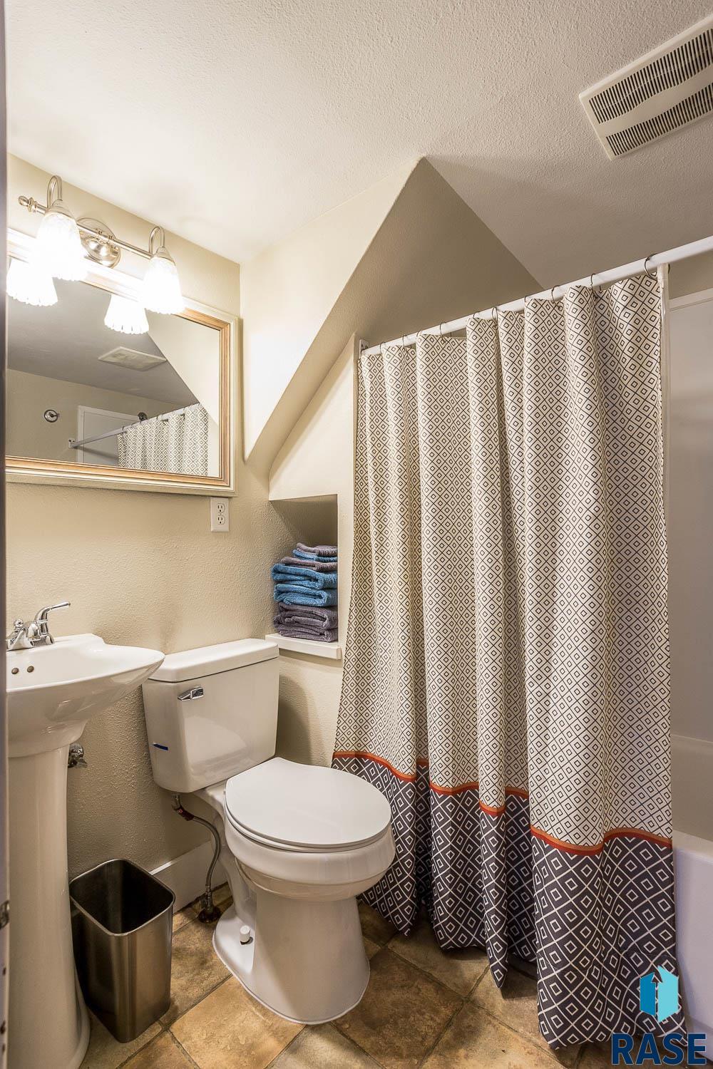 221 W 23rd St Street, Sioux Falls, New Jersey image 22