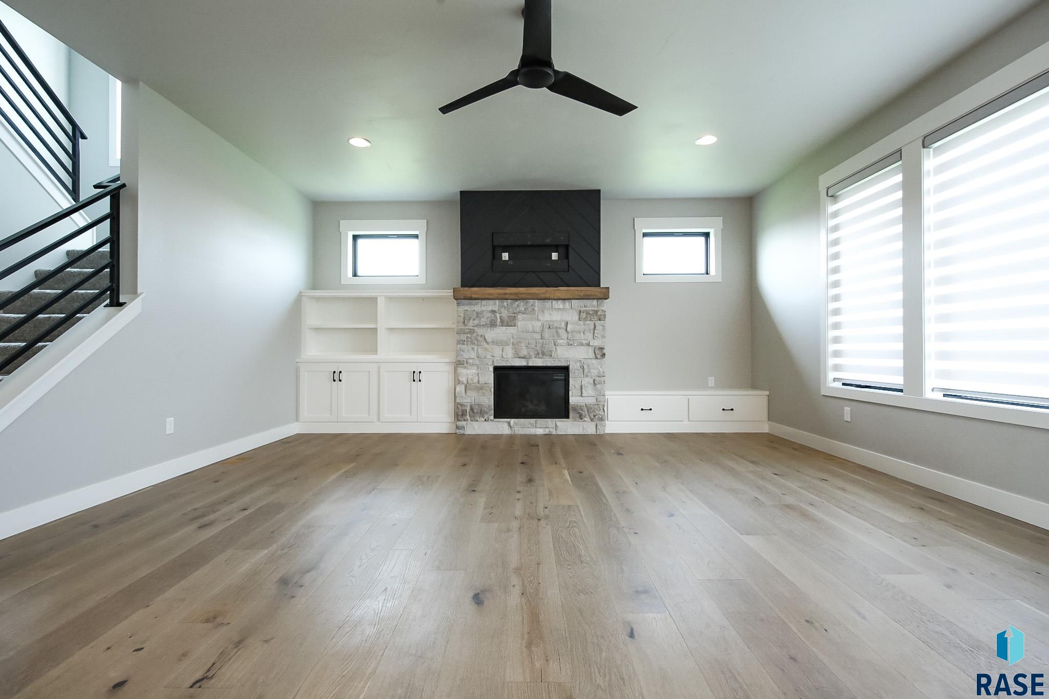 Sioux Falls, South Dakota 57110, United States, 5 Bedrooms Bedrooms, ,4 BathroomsBathrooms,Residential,Active,182846