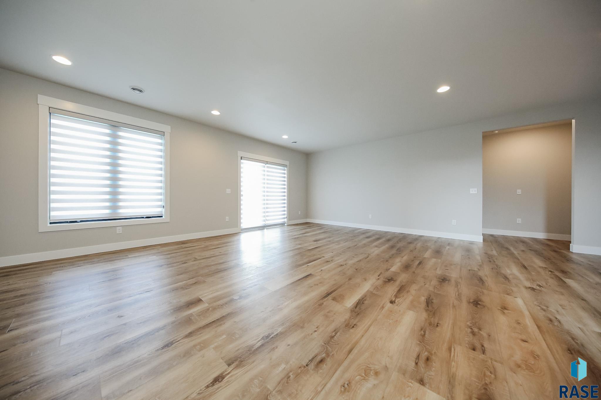 Sioux Falls, South Dakota 57110, United States, 5 Bedrooms Bedrooms, ,4 BathroomsBathrooms,Residential,Active,182846