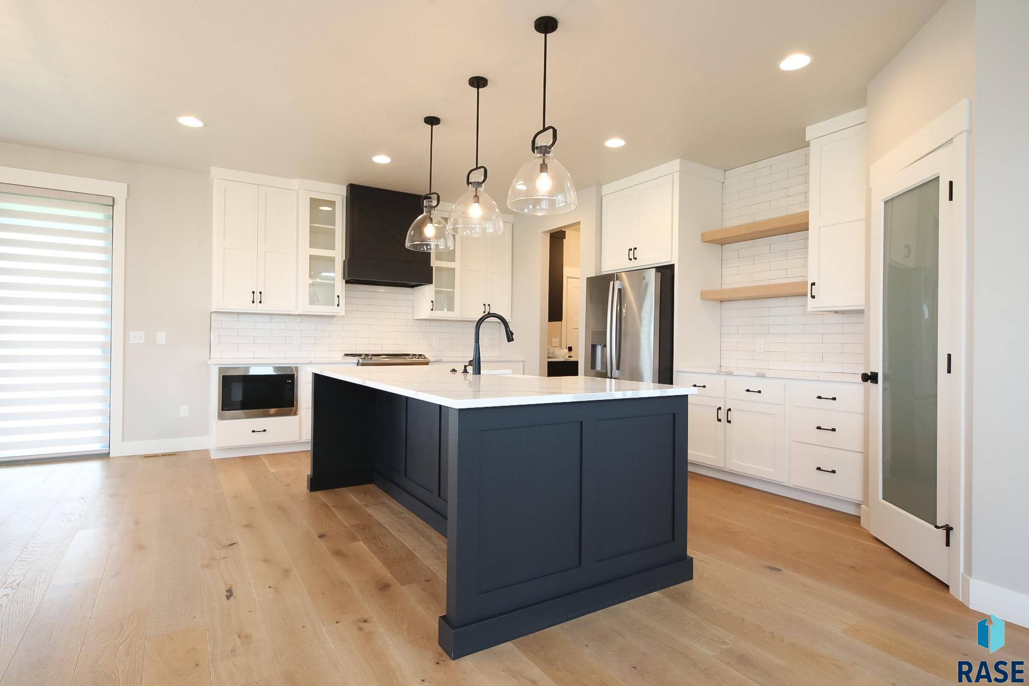 Sioux Falls, South Dakota 57110, United States, 5 Bedrooms Bedrooms, ,4 BathroomsBathrooms,Residential,Active,182846