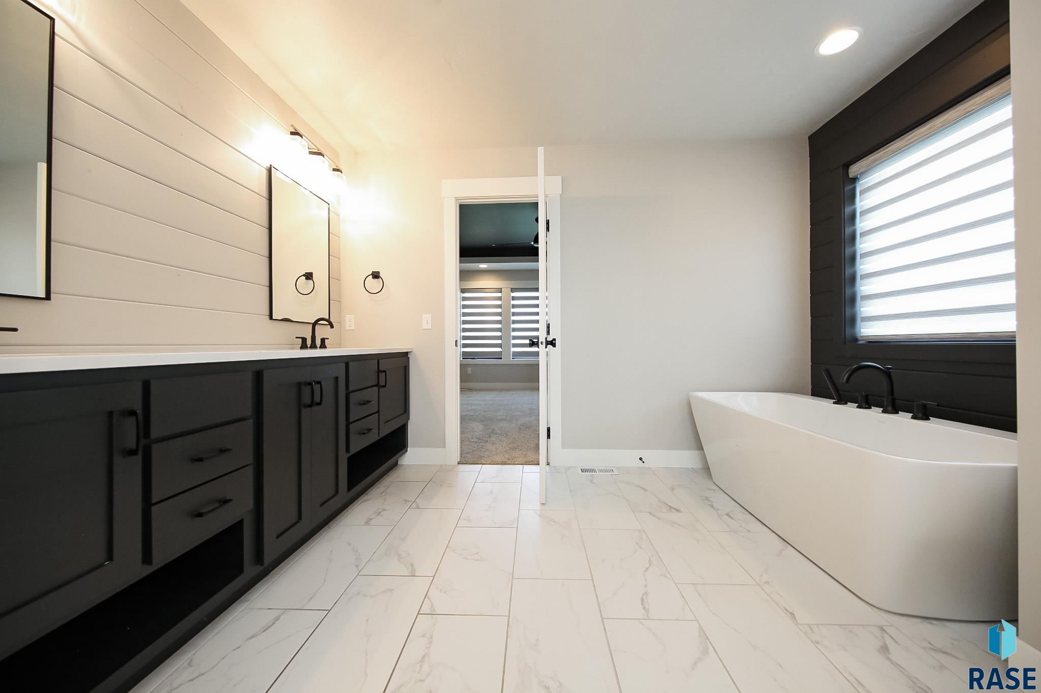 Sioux Falls, South Dakota 57110, United States, 5 Bedrooms Bedrooms, ,4 BathroomsBathrooms,Residential,Active,182846