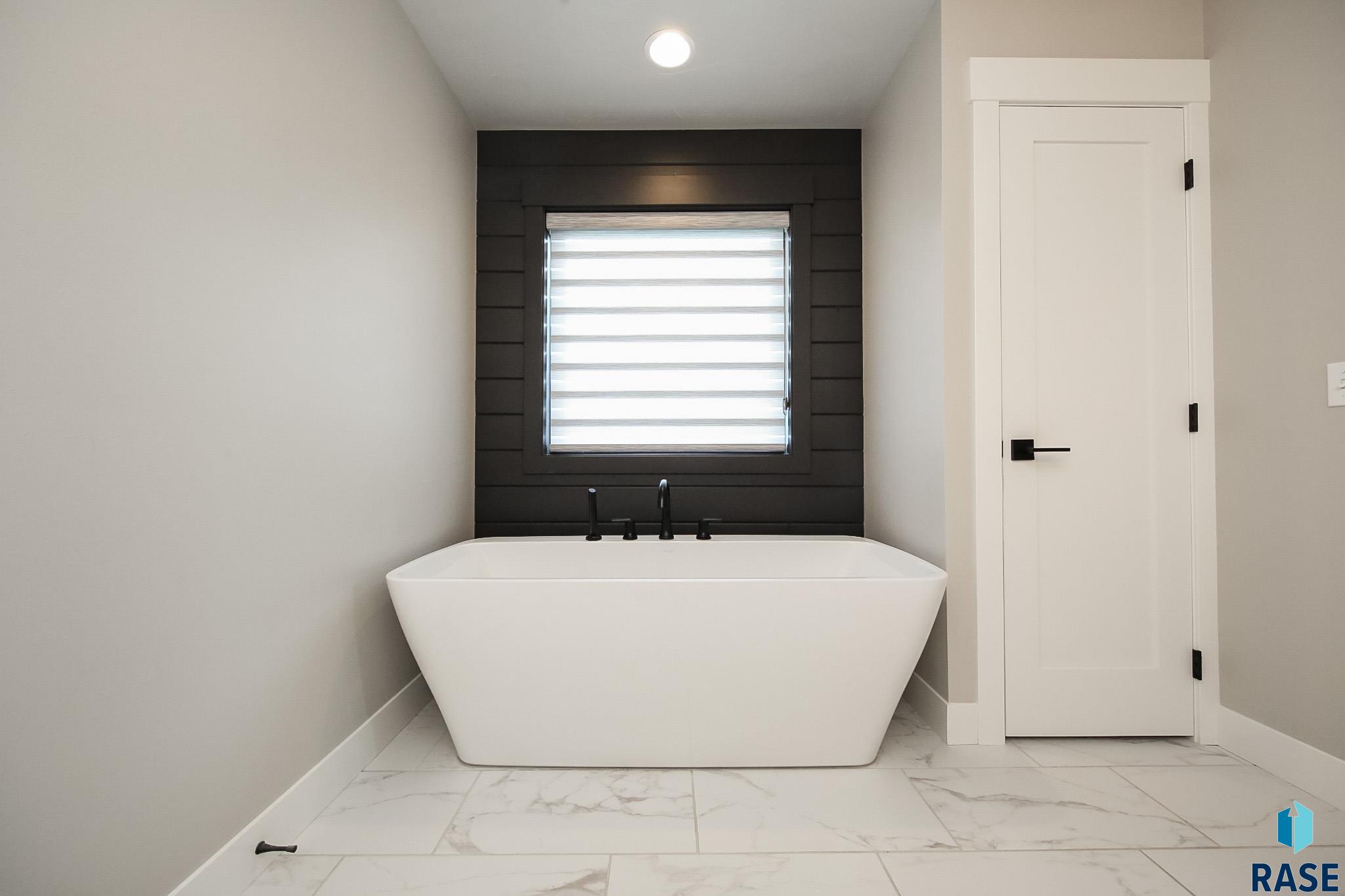 Sioux Falls, South Dakota 57110, United States, 5 Bedrooms Bedrooms, ,4 BathroomsBathrooms,Residential,Active,182846