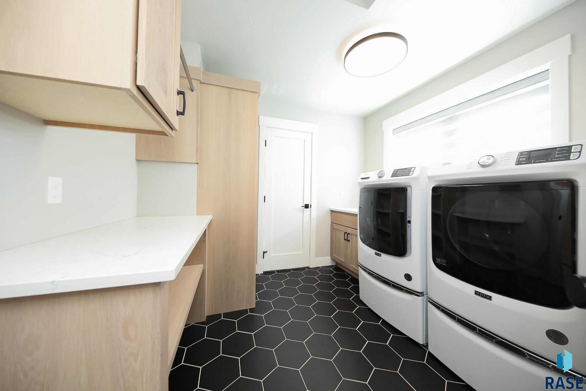 Sioux Falls, South Dakota 57110, United States, 5 Bedrooms Bedrooms, ,4 BathroomsBathrooms,Residential,Active,182846