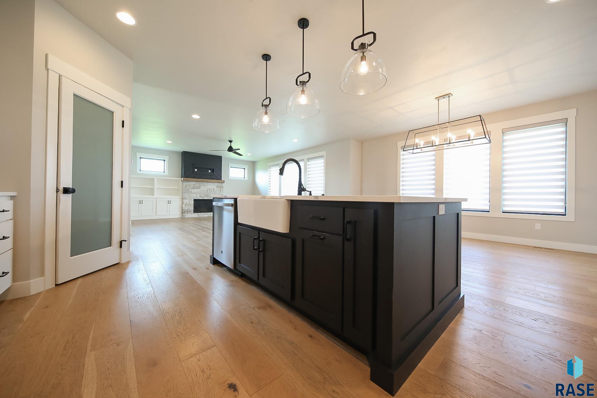 Sioux Falls, South Dakota 57110, United States, 5 Bedrooms Bedrooms, ,4 BathroomsBathrooms,Residential,Active,182846