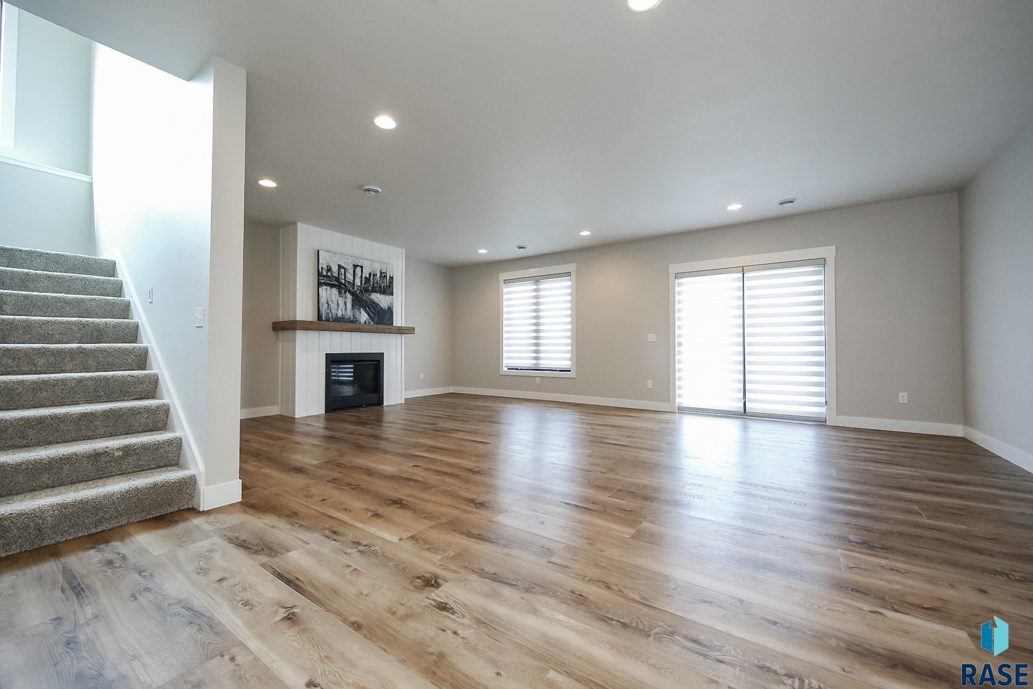 Sioux Falls, South Dakota 57110, United States, 5 Bedrooms Bedrooms, ,4 BathroomsBathrooms,Residential,Active,182846