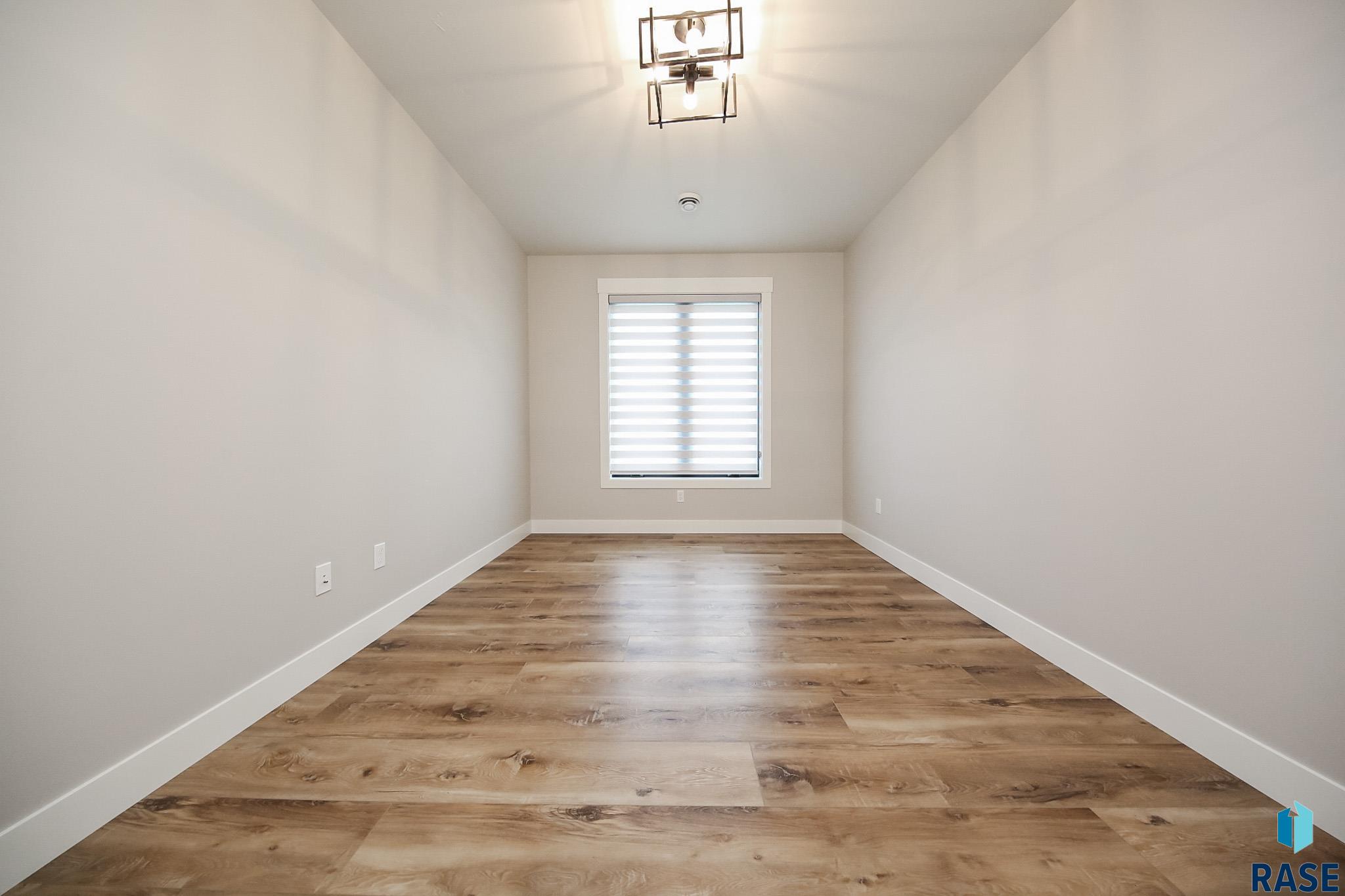 Sioux Falls, South Dakota 57110, United States, 5 Bedrooms Bedrooms, ,4 BathroomsBathrooms,Residential,Active,182846