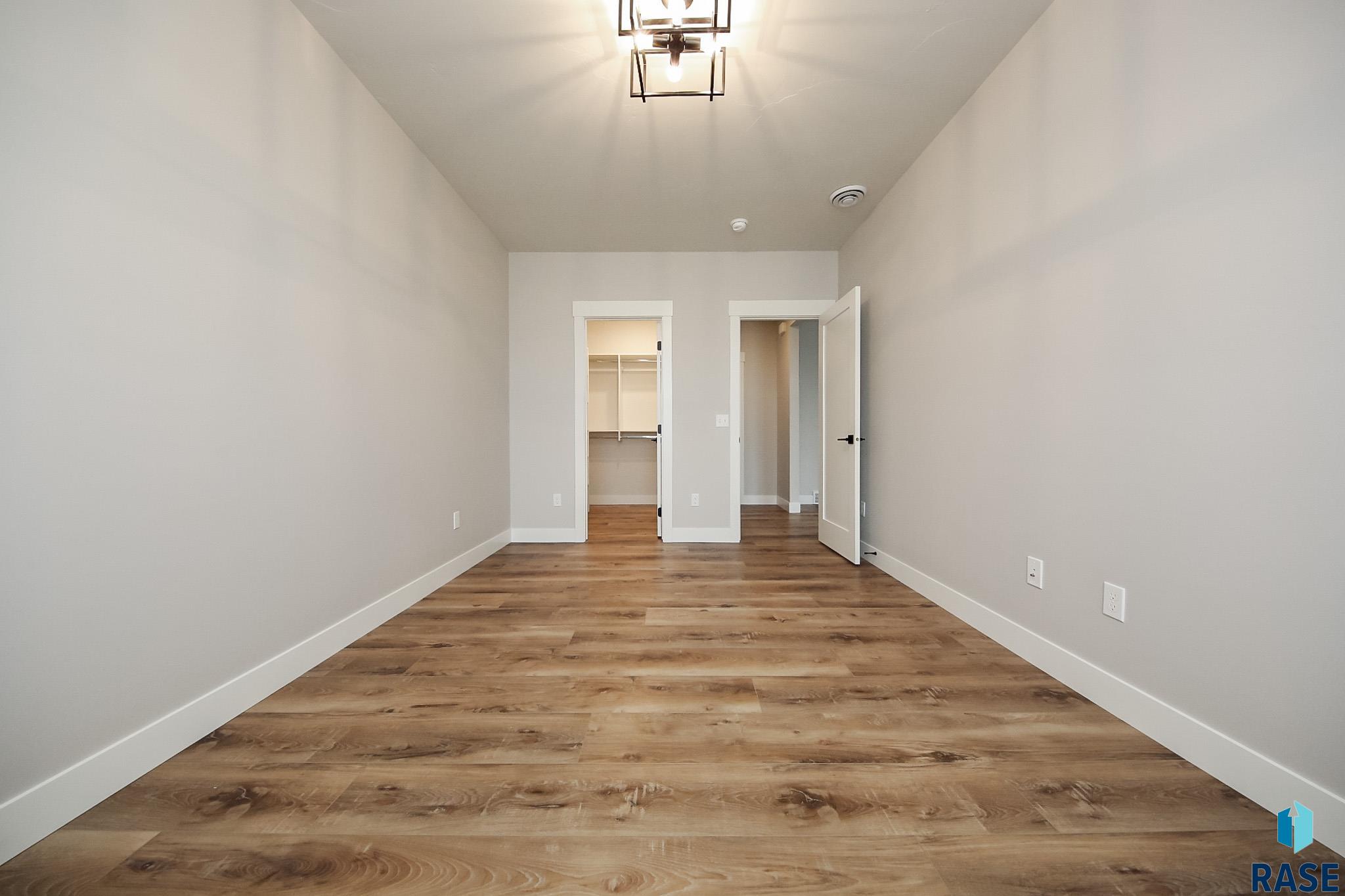 Sioux Falls, South Dakota 57110, United States, 5 Bedrooms Bedrooms, ,4 BathroomsBathrooms,Residential,Active,182846