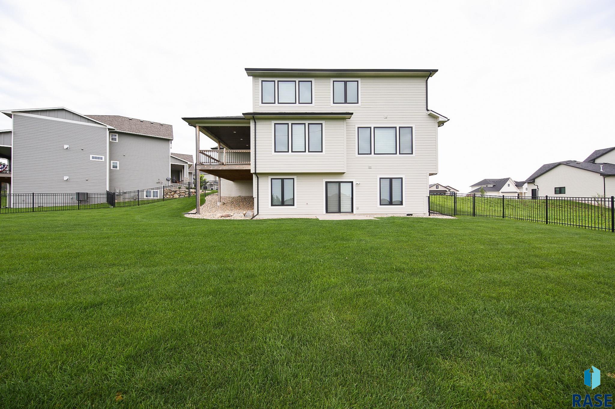 Sioux Falls, South Dakota 57110, United States, 5 Bedrooms Bedrooms, ,4 BathroomsBathrooms,Residential,Active,182846