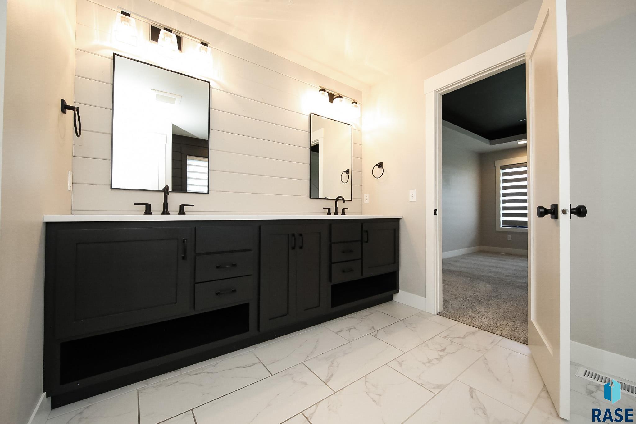 Sioux Falls, South Dakota 57110, United States, 5 Bedrooms Bedrooms, ,4 BathroomsBathrooms,Residential,Active,182846