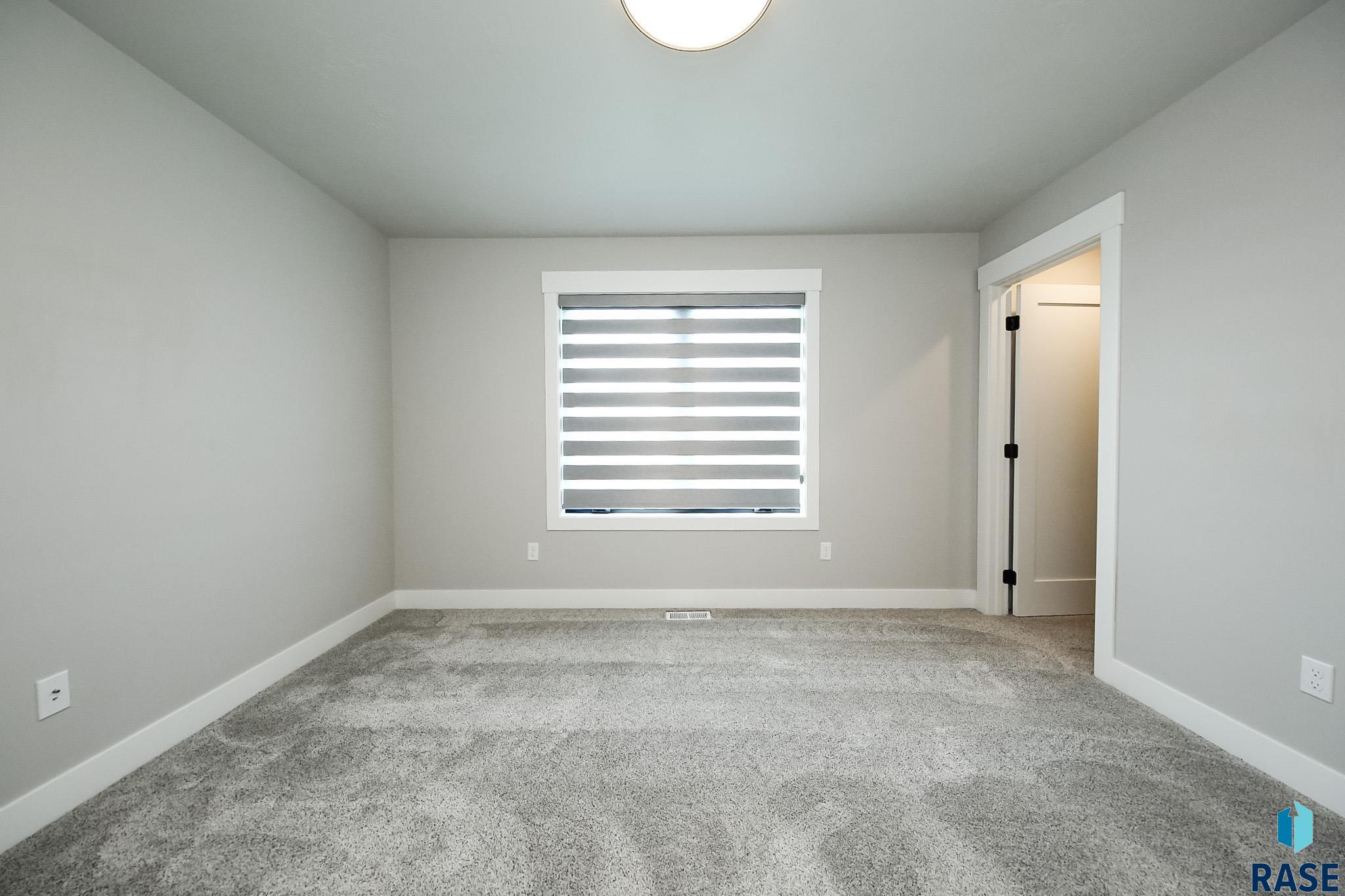 Sioux Falls, South Dakota 57110, United States, 5 Bedrooms Bedrooms, ,4 BathroomsBathrooms,Residential,Active,182846