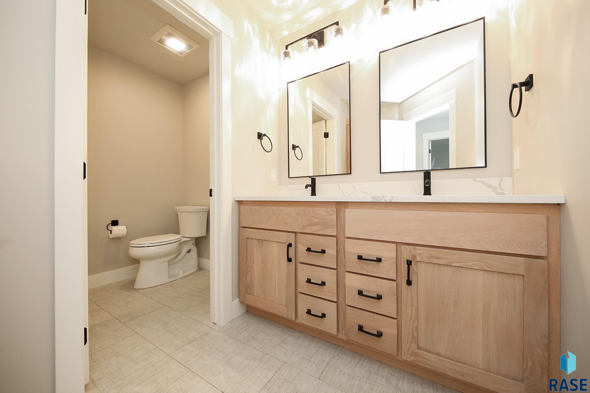 Sioux Falls, South Dakota 57110, United States, 5 Bedrooms Bedrooms, ,4 BathroomsBathrooms,Residential,Active,182846