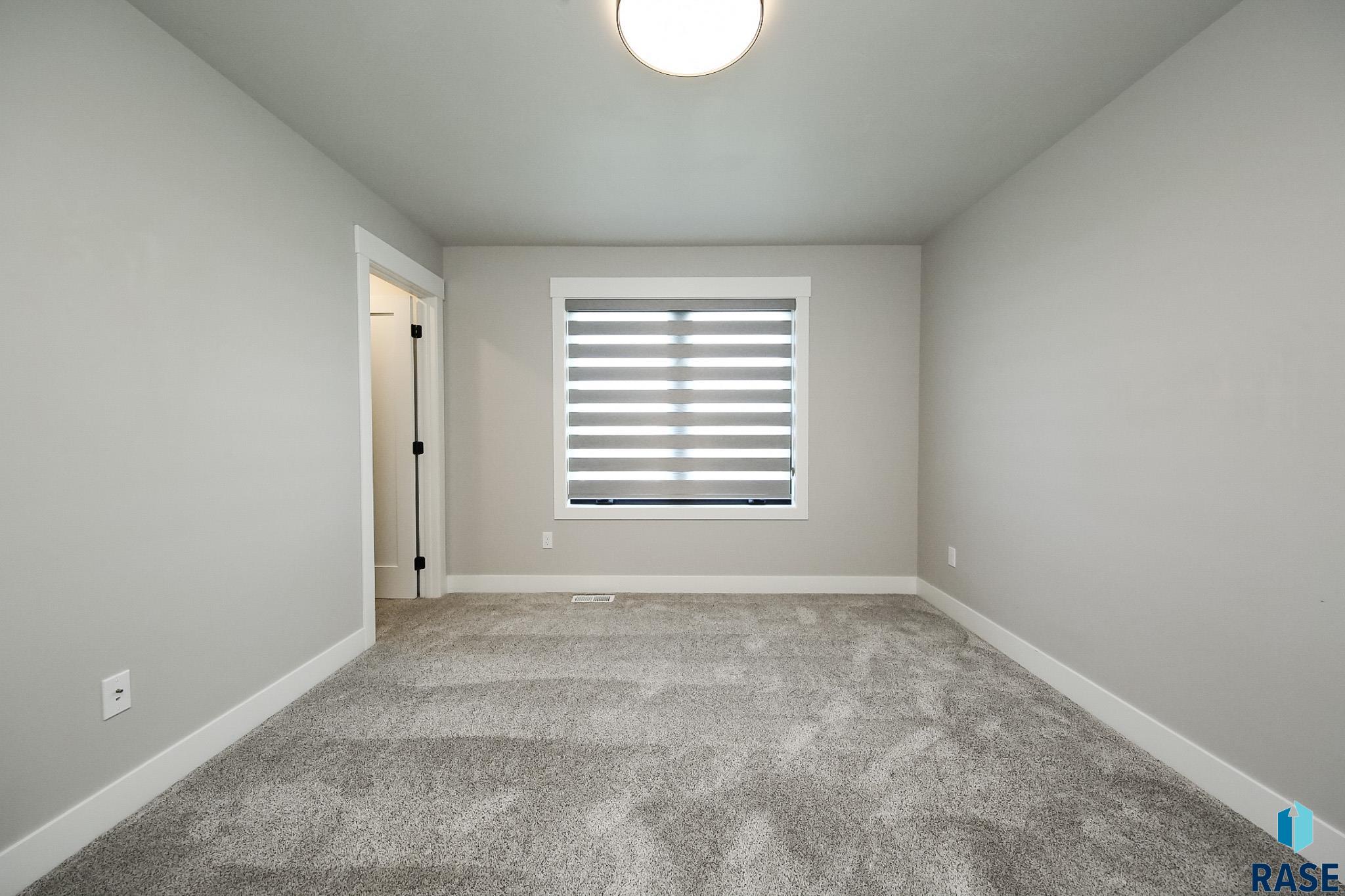 Sioux Falls, South Dakota 57110, United States, 5 Bedrooms Bedrooms, ,4 BathroomsBathrooms,Residential,Active,182846