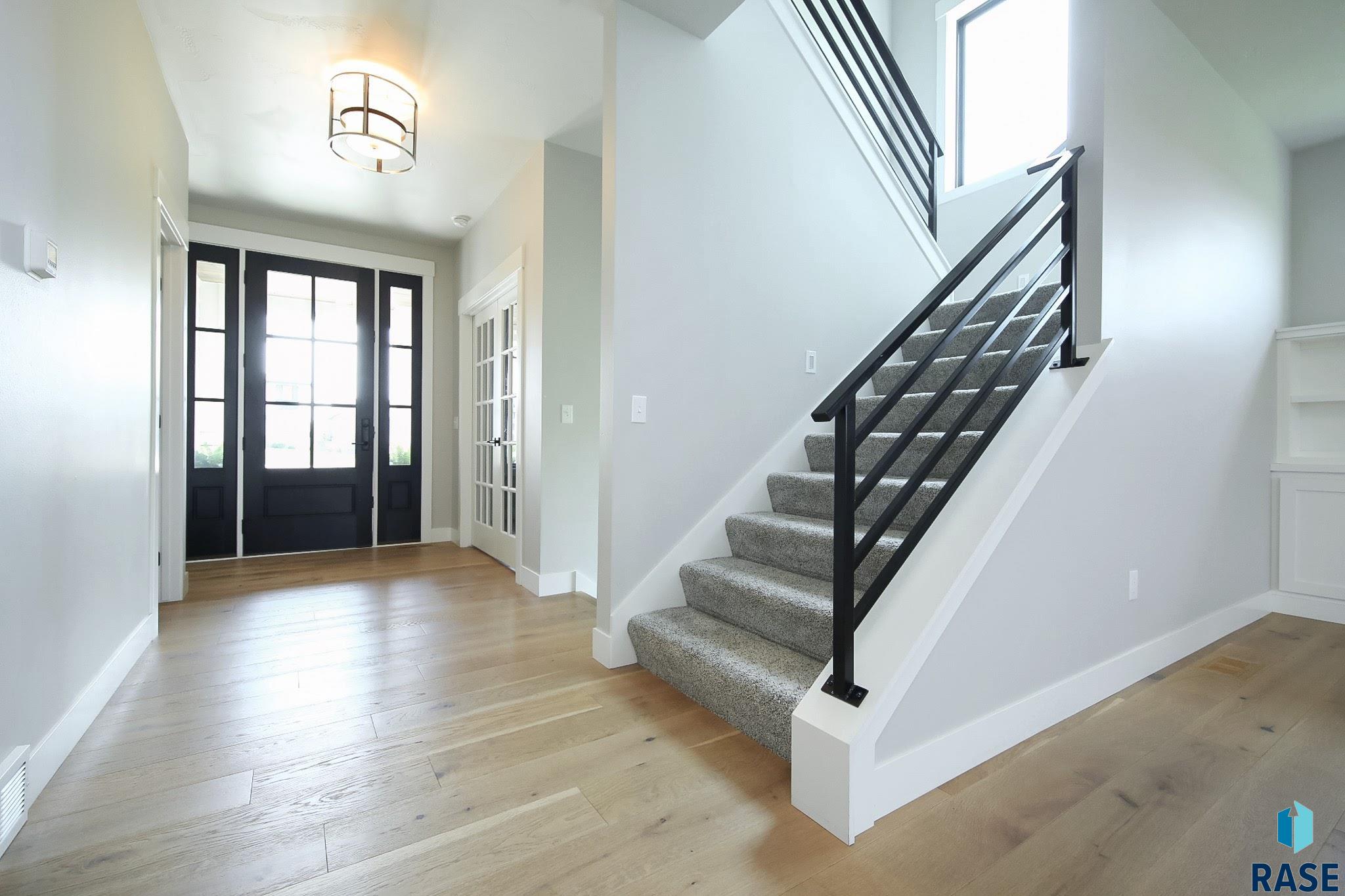 Sioux Falls, South Dakota 57110, United States, 5 Bedrooms Bedrooms, ,4 BathroomsBathrooms,Residential,Active,182846