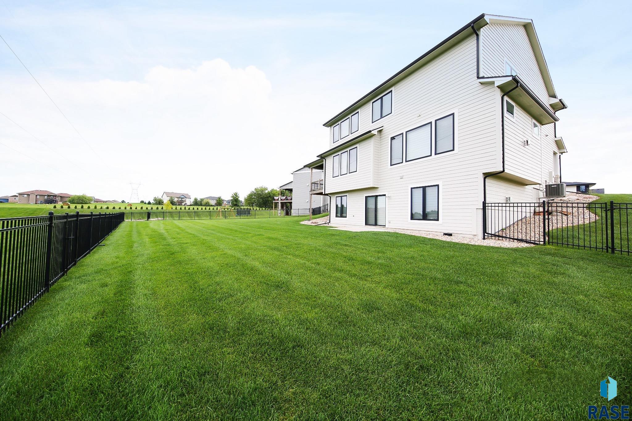 Sioux Falls, South Dakota 57110, United States, 5 Bedrooms Bedrooms, ,4 BathroomsBathrooms,Residential,Active,182846