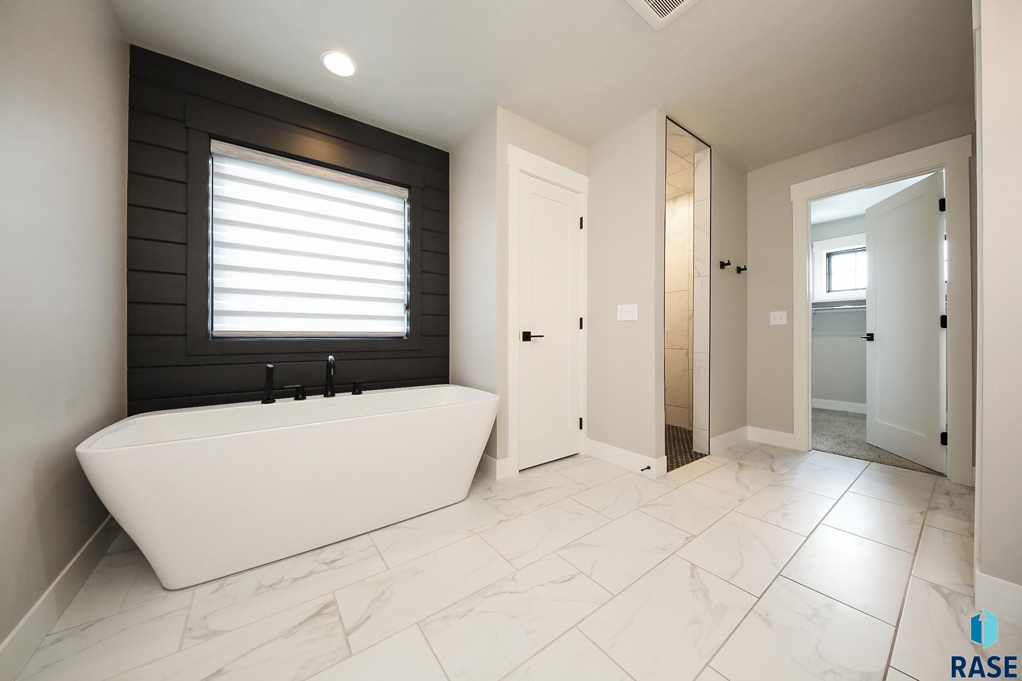 Sioux Falls, South Dakota 57110, United States, 5 Bedrooms Bedrooms, ,4 BathroomsBathrooms,Residential,Active,182846