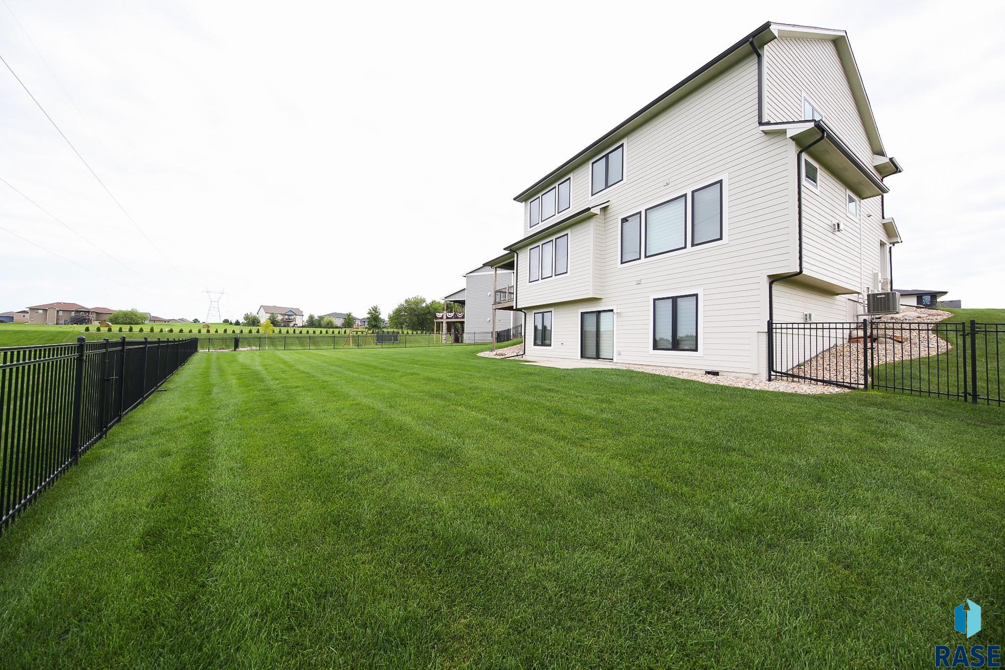 Sioux Falls, South Dakota 57110, United States, 5 Bedrooms Bedrooms, ,4 BathroomsBathrooms,Residential,Active,182846