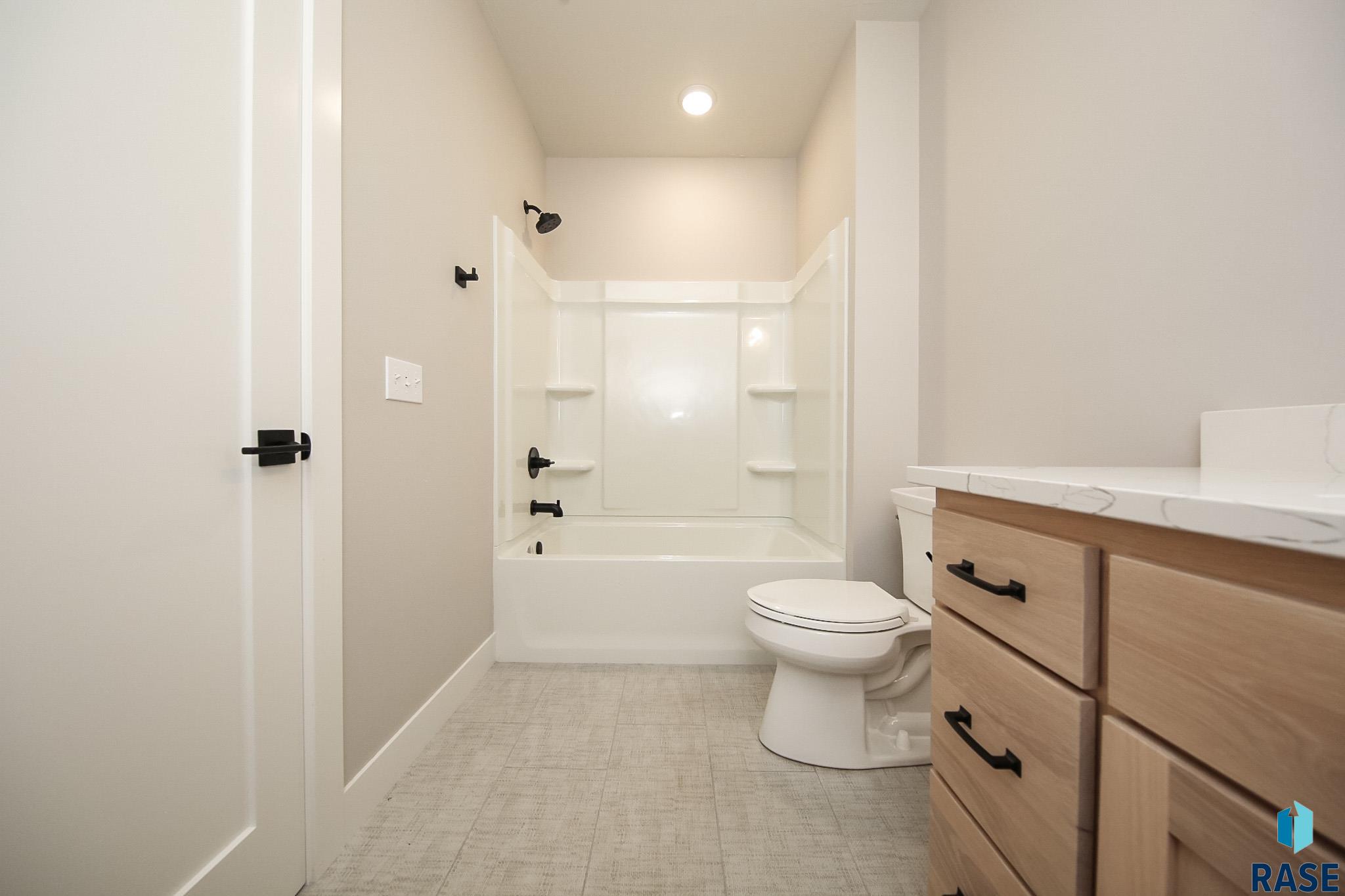 Sioux Falls, South Dakota 57110, United States, 5 Bedrooms Bedrooms, ,4 BathroomsBathrooms,Residential,Active,182846