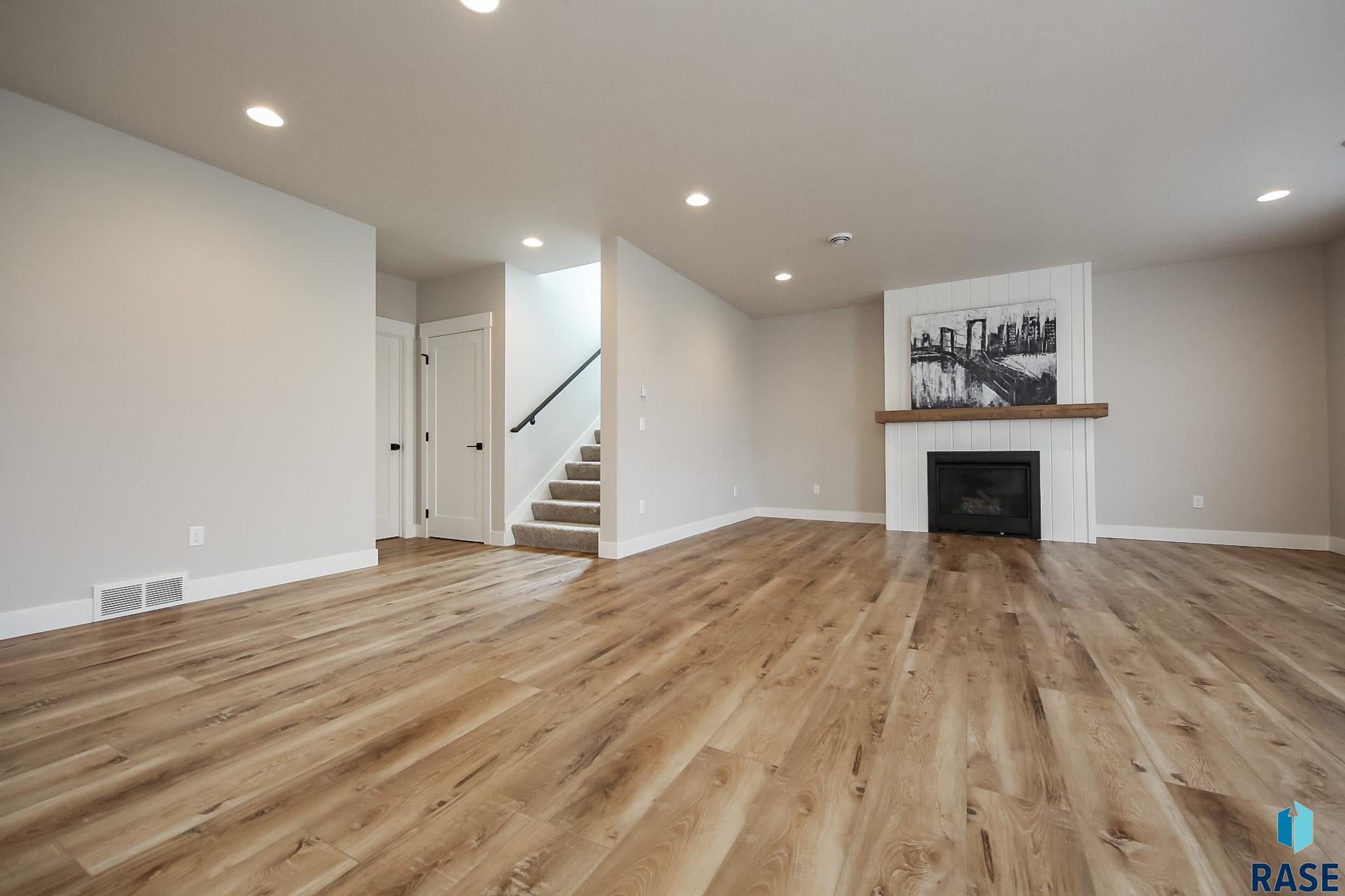 Sioux Falls, South Dakota 57110, United States, 5 Bedrooms Bedrooms, ,4 BathroomsBathrooms,Residential,Active,182846