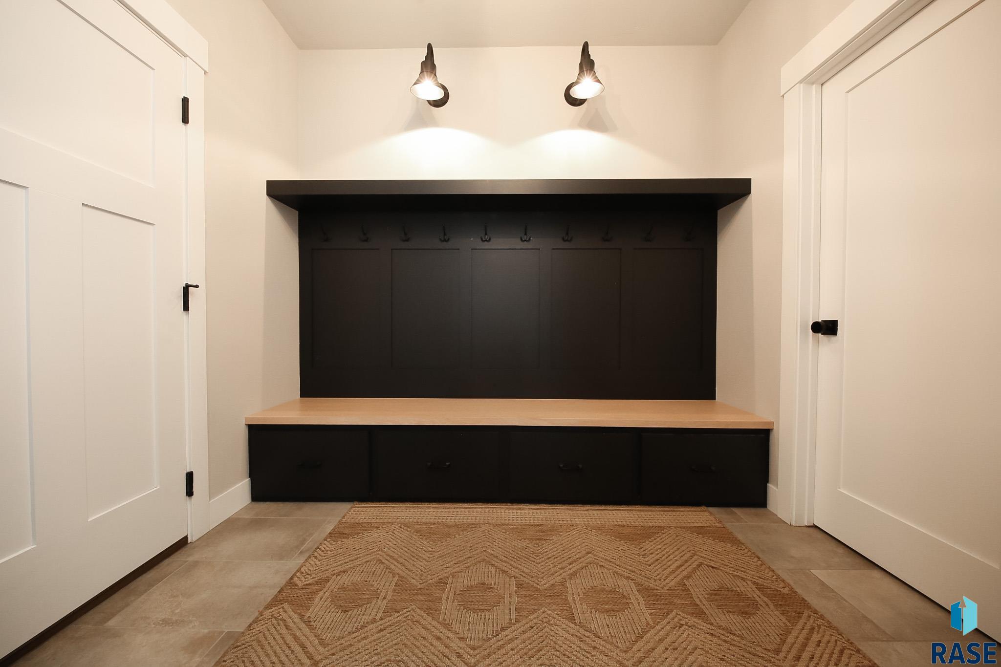 Sioux Falls, South Dakota 57110, United States, 5 Bedrooms Bedrooms, ,4 BathroomsBathrooms,Residential,Active,182846