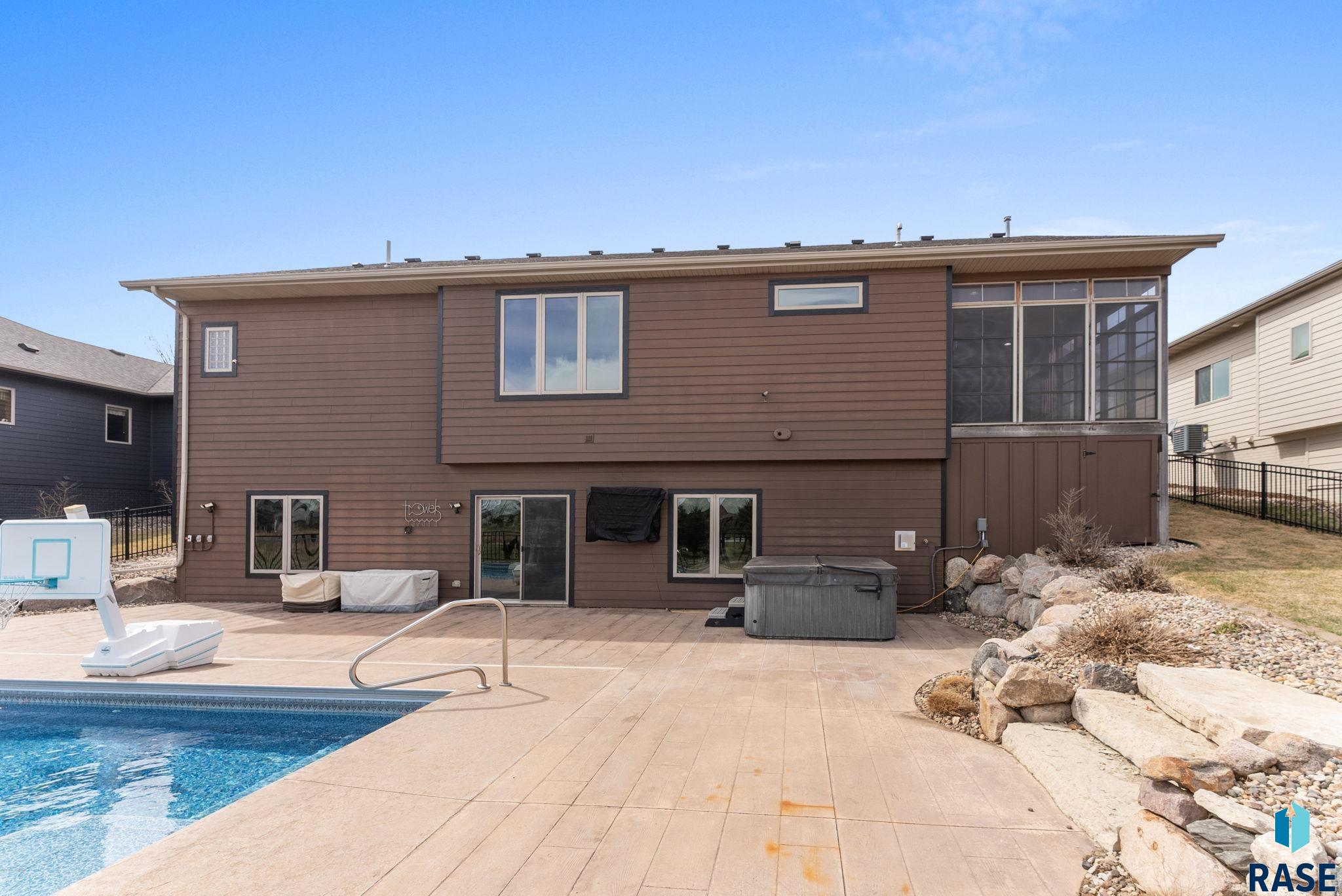 Sioux Falls, South Dakota 57108, United States, 5 Bedrooms Bedrooms, ,3 BathroomsBathrooms,Residential,Active,106421