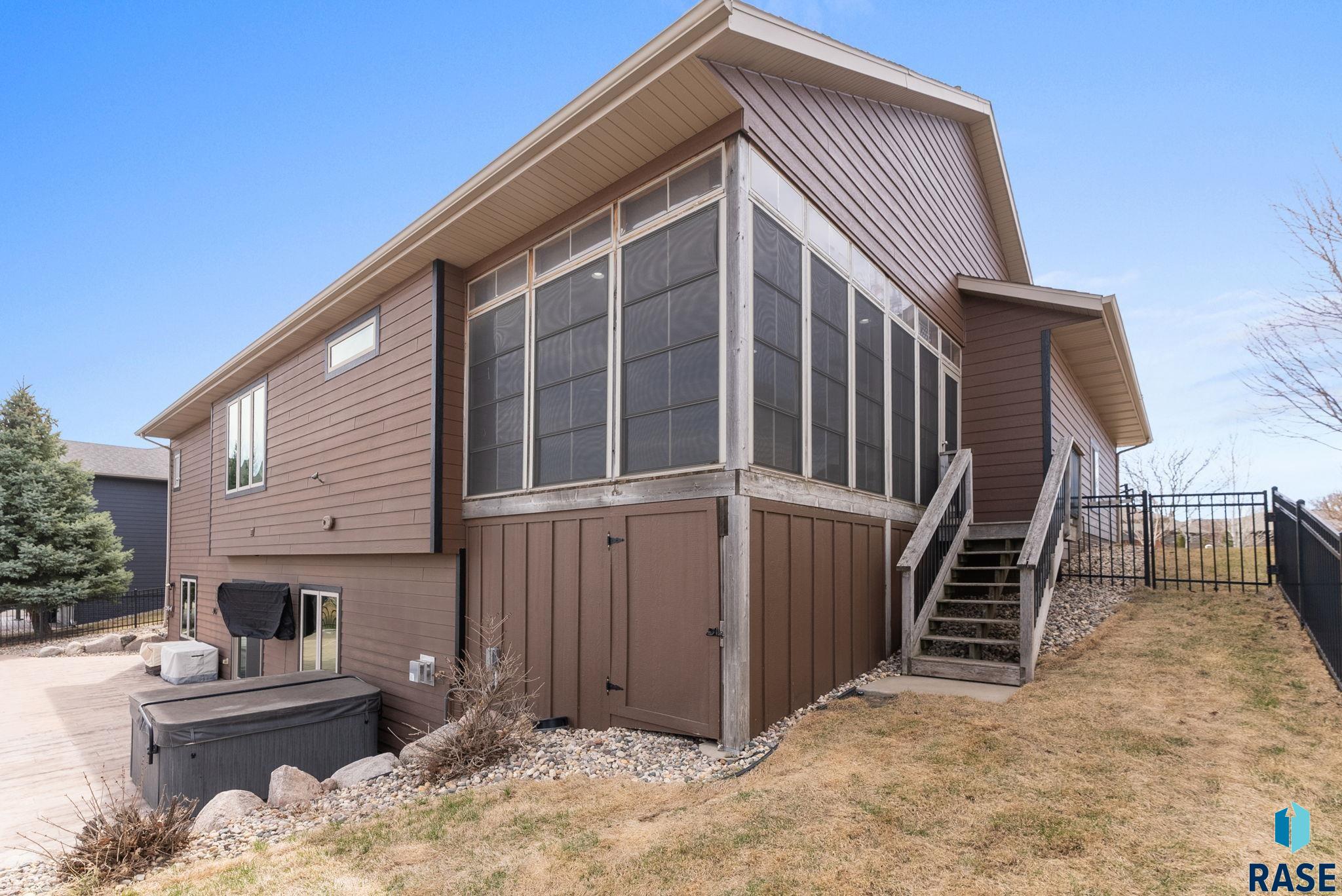 Sioux Falls, South Dakota 57108, United States, 5 Bedrooms Bedrooms, ,3 BathroomsBathrooms,Residential,Active,106421