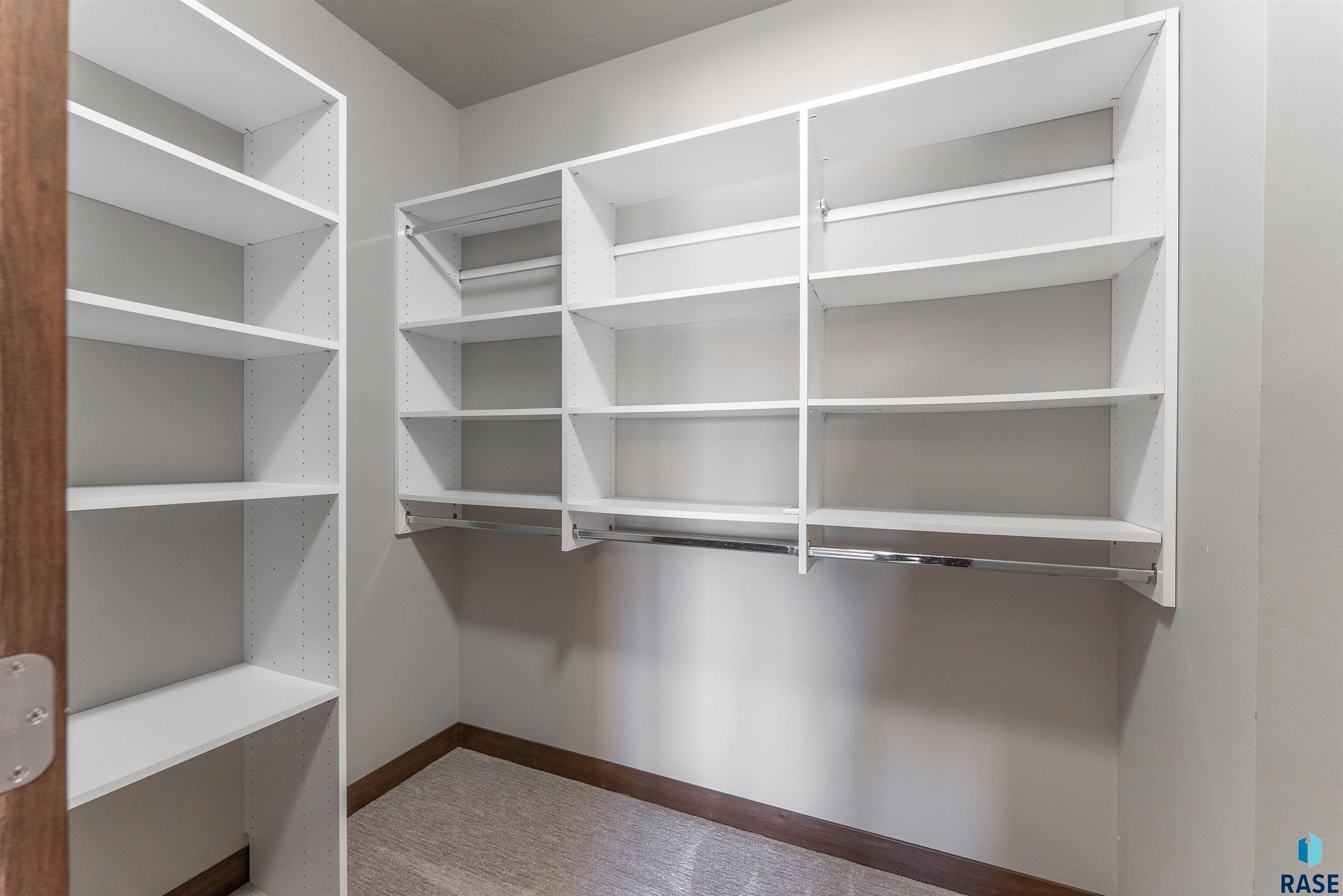 Sioux Falls, South Dakota 57108, United States, 5 Bedrooms Bedrooms, ,3 BathroomsBathrooms,Residential,Active,106421