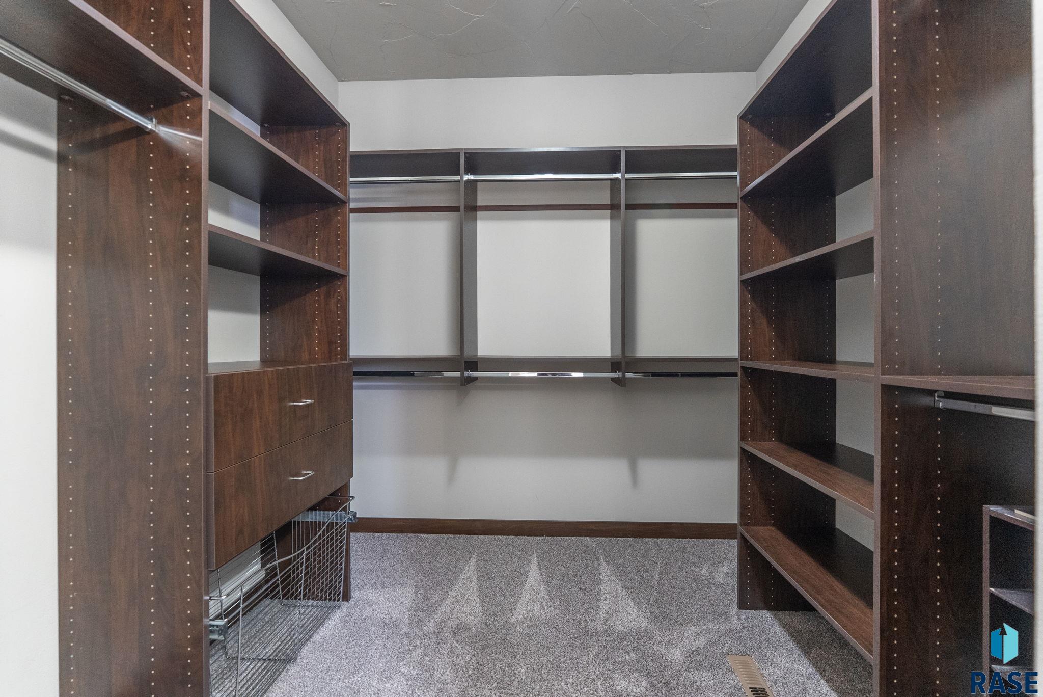 Sioux Falls, South Dakota 57108, United States, 5 Bedrooms Bedrooms, ,3 BathroomsBathrooms,Residential,Active,106421