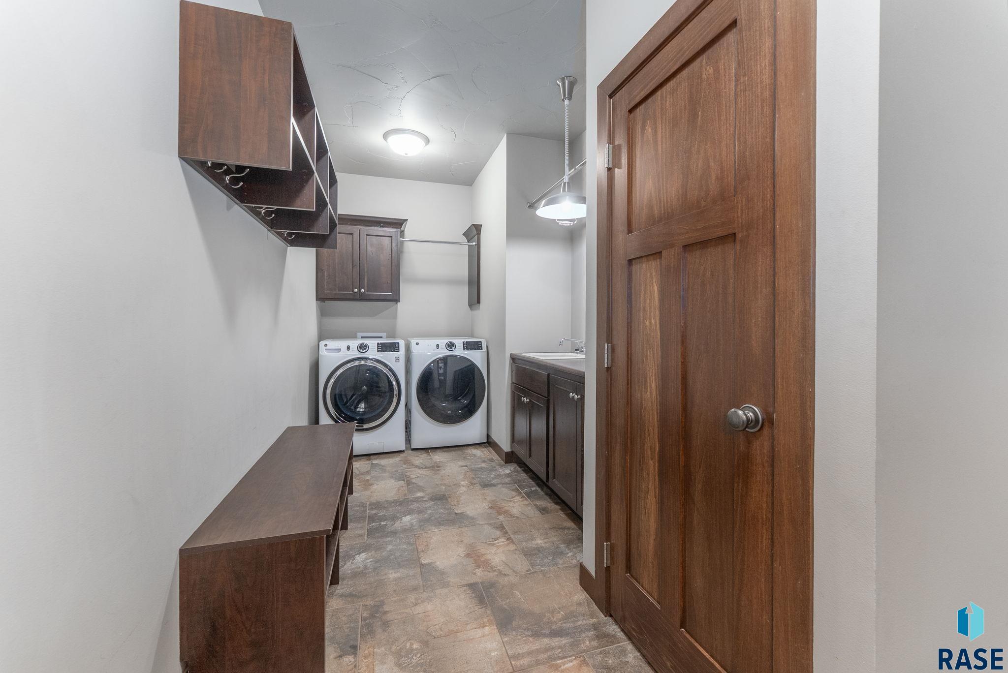 Sioux Falls, South Dakota 57108, United States, 5 Bedrooms Bedrooms, ,3 BathroomsBathrooms,Residential,Active,106421